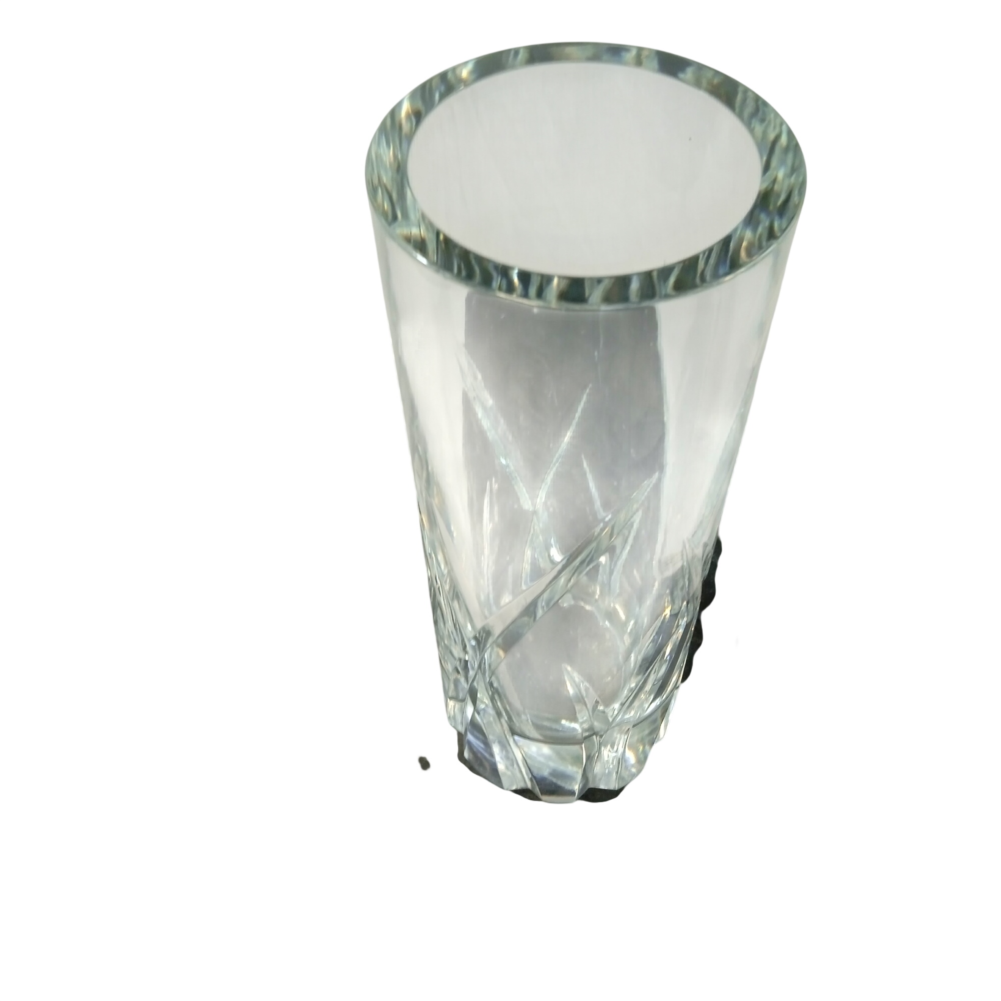 Ancien vase en cristal taillé 25 cm Bon état - 22,40 € Ancien vase en cristal taillé 25 cm Bon état reconditionné disponible sur Label Emmaüs
