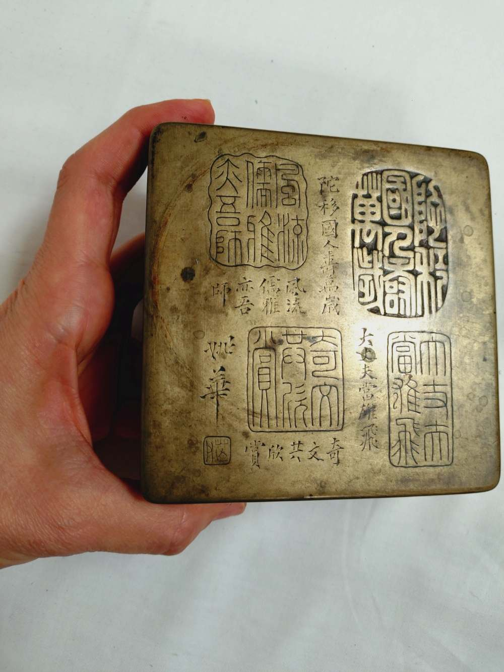 Voir photo 12 de Ancienne boîte à encre en laiton, lettré chinois, gravures calligraphiques, à caractère sigillaire, fin XIXe/début XXe. Ancienne boîte à encre en laiton, lettré chinois, gravures calligraphiques, à caractère sigillaire, fin XIXe/début XXe. Bon état reconditionné photo 12
