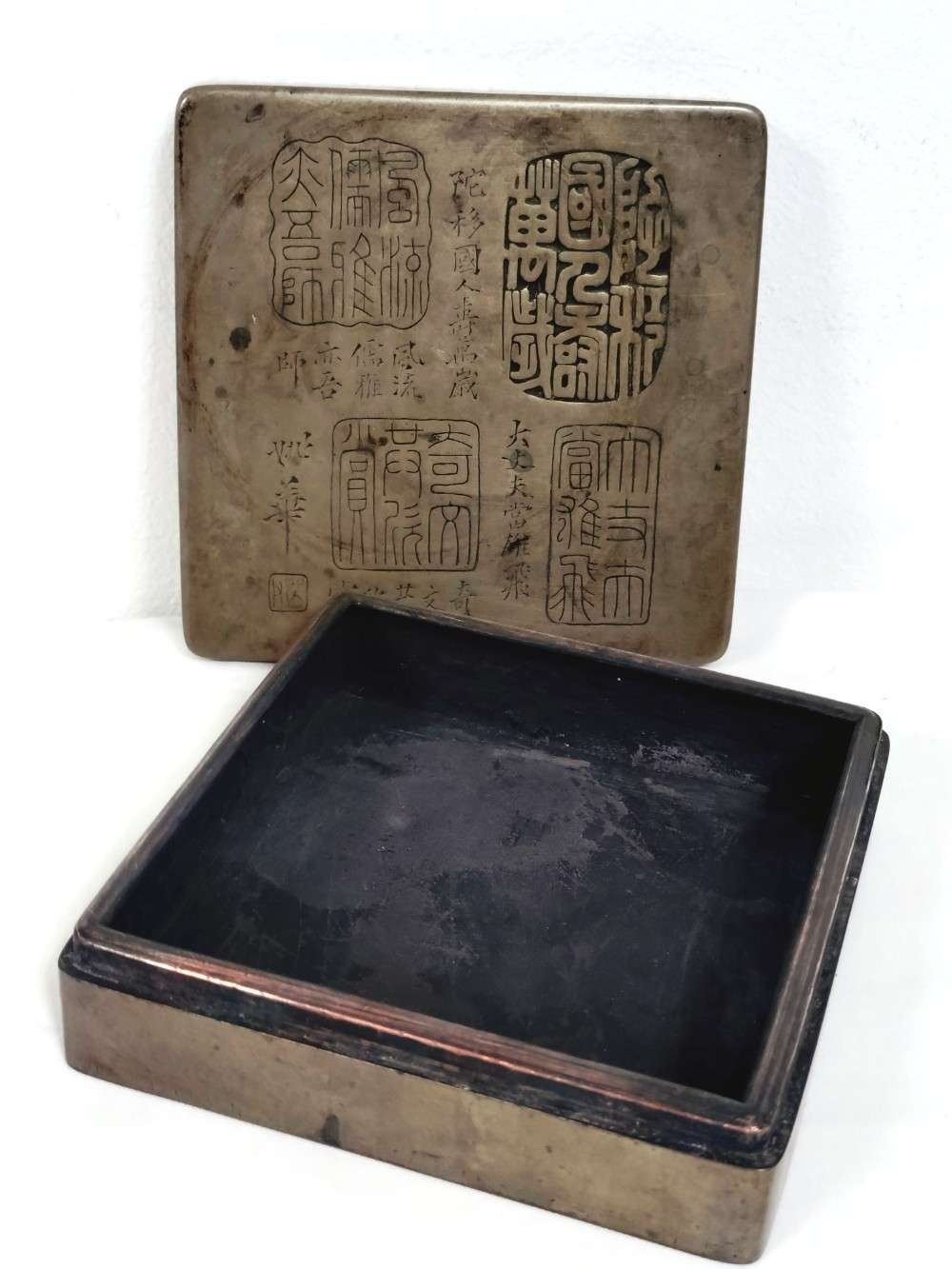 Voir photo 3 de Ancienne boîte à encre en laiton, lettré chinois, gravures calligraphiques, à caractère sigillaire, fin XIXe/début XXe. Ancienne boîte à encre en laiton, lettré chinois, gravures calligraphiques, à caractère sigillaire, fin XIXe/début XXe. Bon état reconditionné photo 3