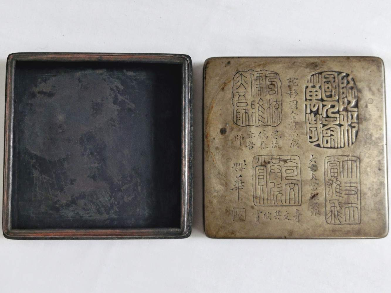 Voir photo 4 de Ancienne boîte à encre en laiton, lettré chinois, gravures calligraphiques, à caractère sigillaire, fin XIXe/début XXe. Ancienne boîte à encre en laiton, lettré chinois, gravures calligraphiques, à caractère sigillaire, fin XIXe/début XXe. Bon état reconditionné photo 4