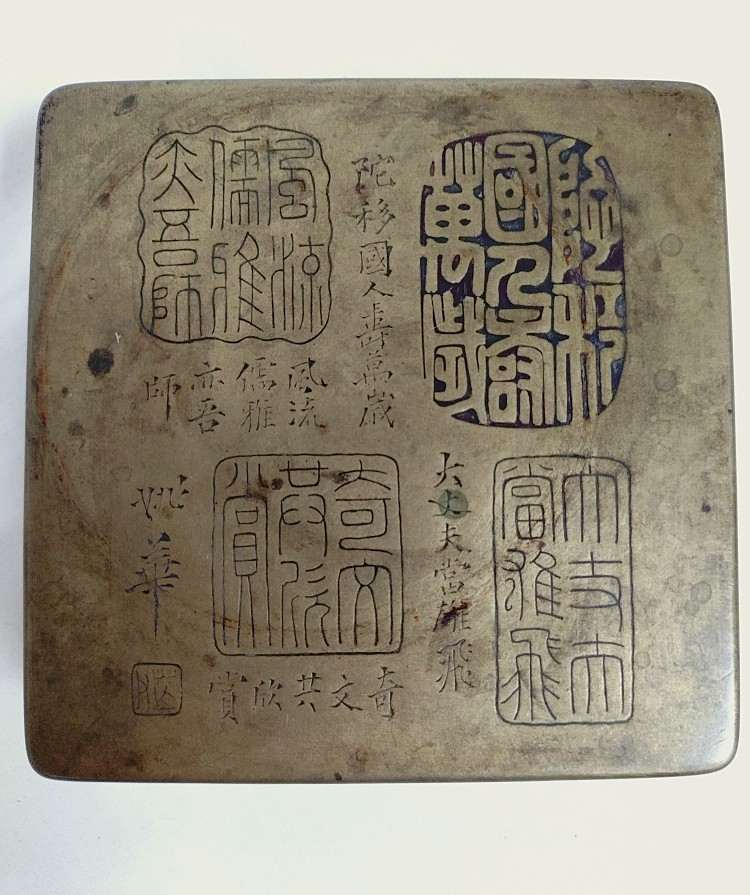 Voir photo 8 de Ancienne boîte à encre en laiton, lettré chinois, gravures calligraphiques, à caractère sigillaire, fin XIXe/début XXe. Ancienne boîte à encre en laiton, lettré chinois, gravures calligraphiques, à caractère sigillaire, fin XIXe/début XXe. Bon état reconditionné photo 8