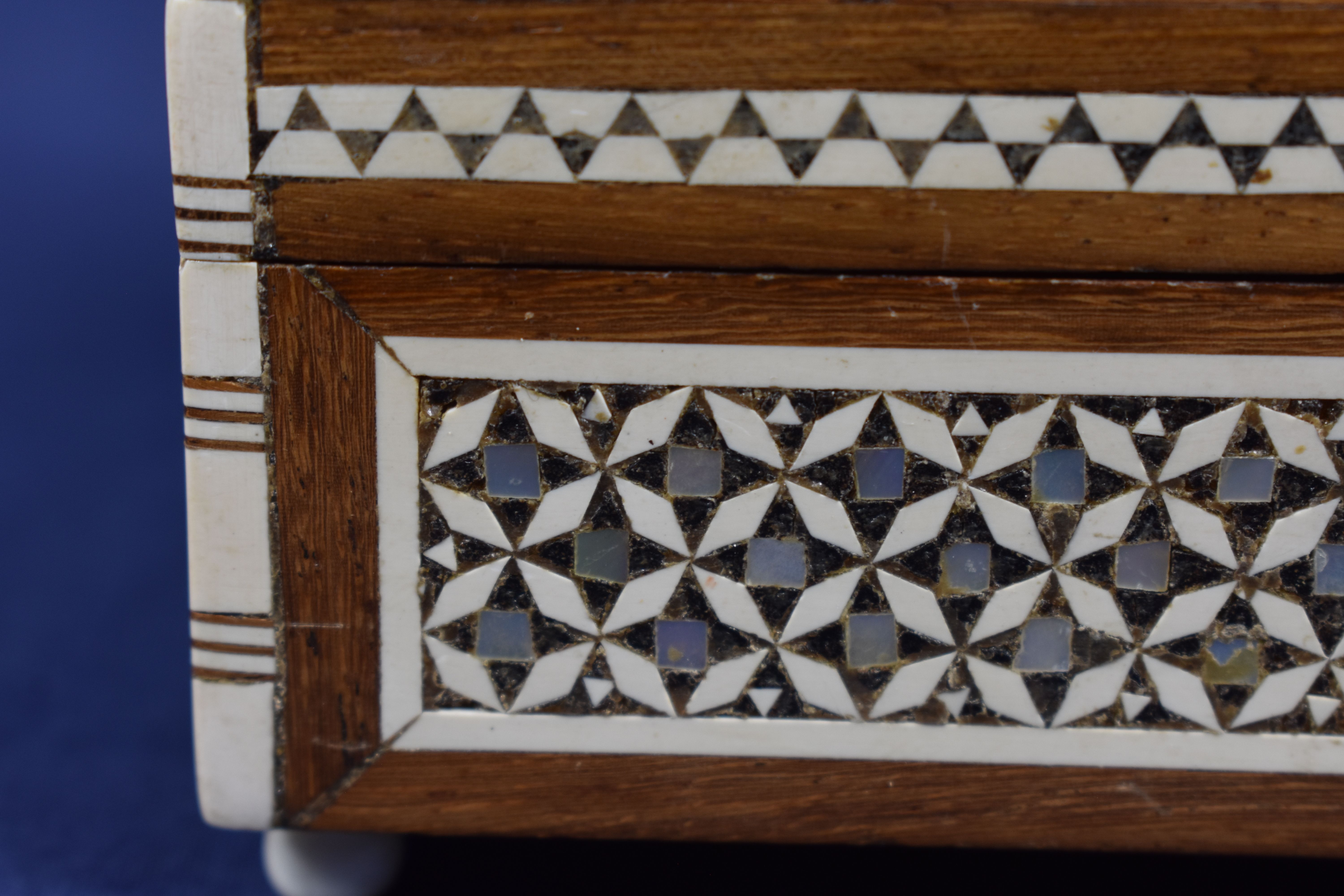 Voir photo 14 de Ancienne boîte incrustée, à bijoux ou à cigarettes, moyenne-orientale en marqueterie , montée sur 4 petits pieds de nacre, os et bois artisanat d'Afrique du Nord. Longueur 14, largeur 9.5 et hauteur 5 cm. Ancienne boîte incrustée, à bijoux ou à cigarettes, moyenne-orientale en marqueterie , montée sur 4 petits pieds de nacre, os et bois artisanat d'Afrique du Nord. Longueur 14, largeur 9.5 et hauteur 5 cm. Bon état reconditionné photo 14