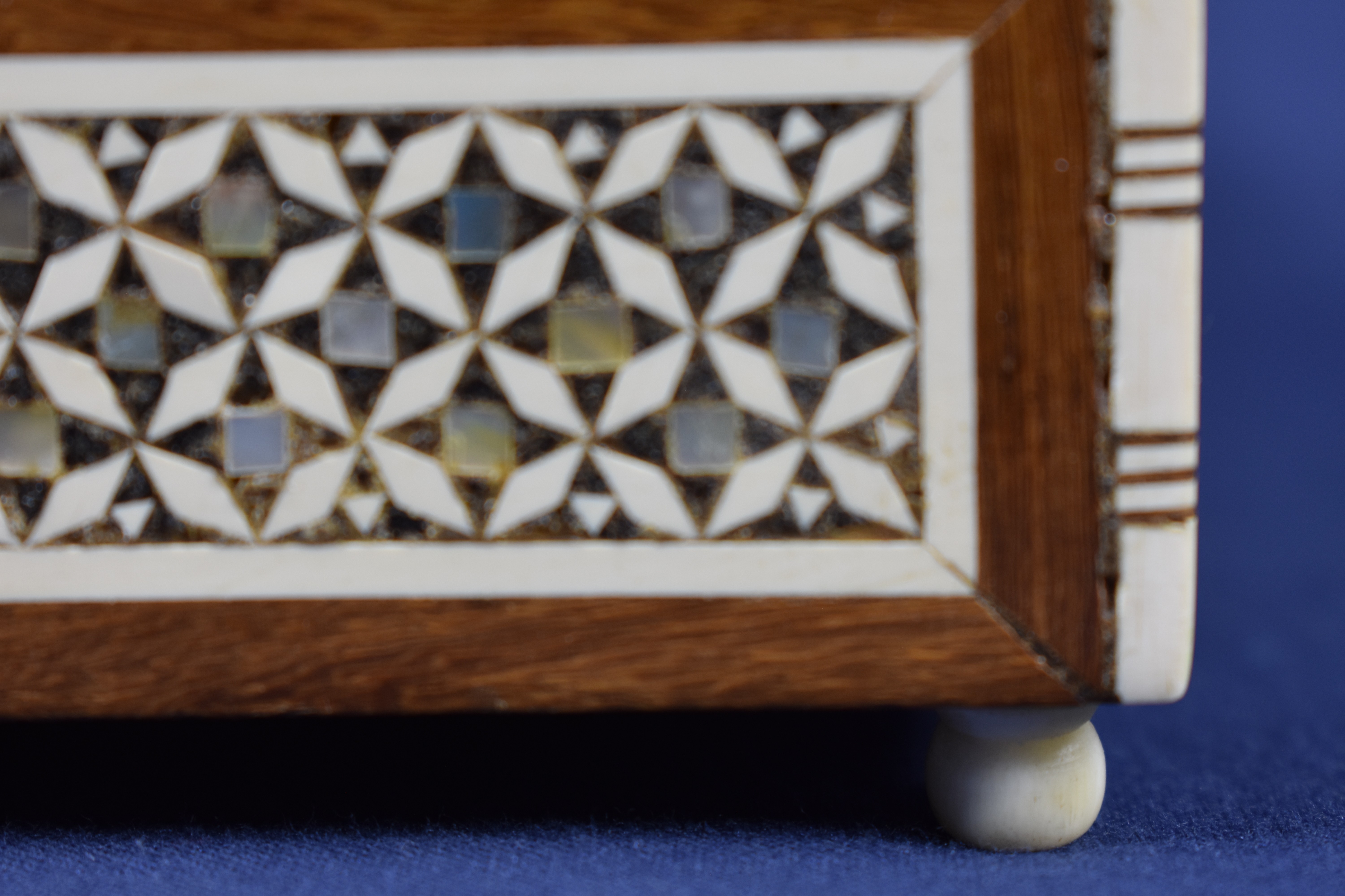 Voir photo 3 de Ancienne boîte incrustée, à bijoux ou à cigarettes, moyenne-orientale en marqueterie , montée sur 4 petits pieds de nacre, os et bois artisanat d'Afrique du Nord. Longueur 14, largeur 9.5 et hauteur 5 cm. Ancienne boîte incrustée, à bijoux ou à cigarettes, moyenne-orientale en marqueterie , montée sur 4 petits pieds de nacre, os et bois artisanat d'Afrique du Nord. Longueur 14, largeur 9.5 et hauteur 5 cm. Bon état reconditionné photo 3