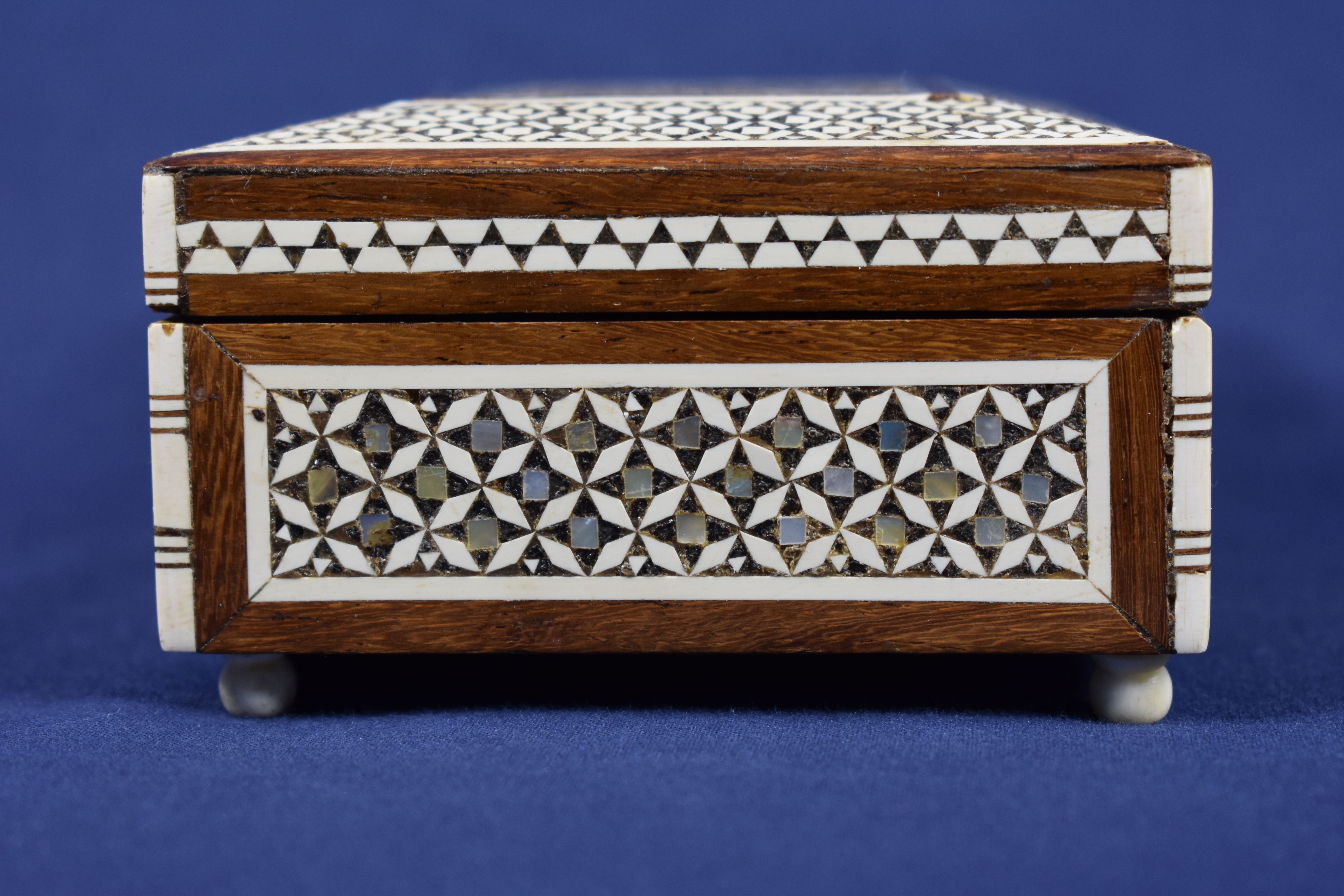 Voir photo 6 de Ancienne boîte incrustée, à bijoux ou à cigarettes, moyenne-orientale en marqueterie , montée sur 4 petits pieds de nacre, os et bois artisanat d'Afrique du Nord. Longueur 14, largeur 9.5 et hauteur 5 cm. Ancienne boîte incrustée, à bijoux ou à cigarettes, moyenne-orientale en marqueterie , montée sur 4 petits pieds de nacre, os et bois artisanat d'Afrique du Nord. Longueur 14, largeur 9.5 et hauteur 5 cm. Bon état reconditionné photo 6