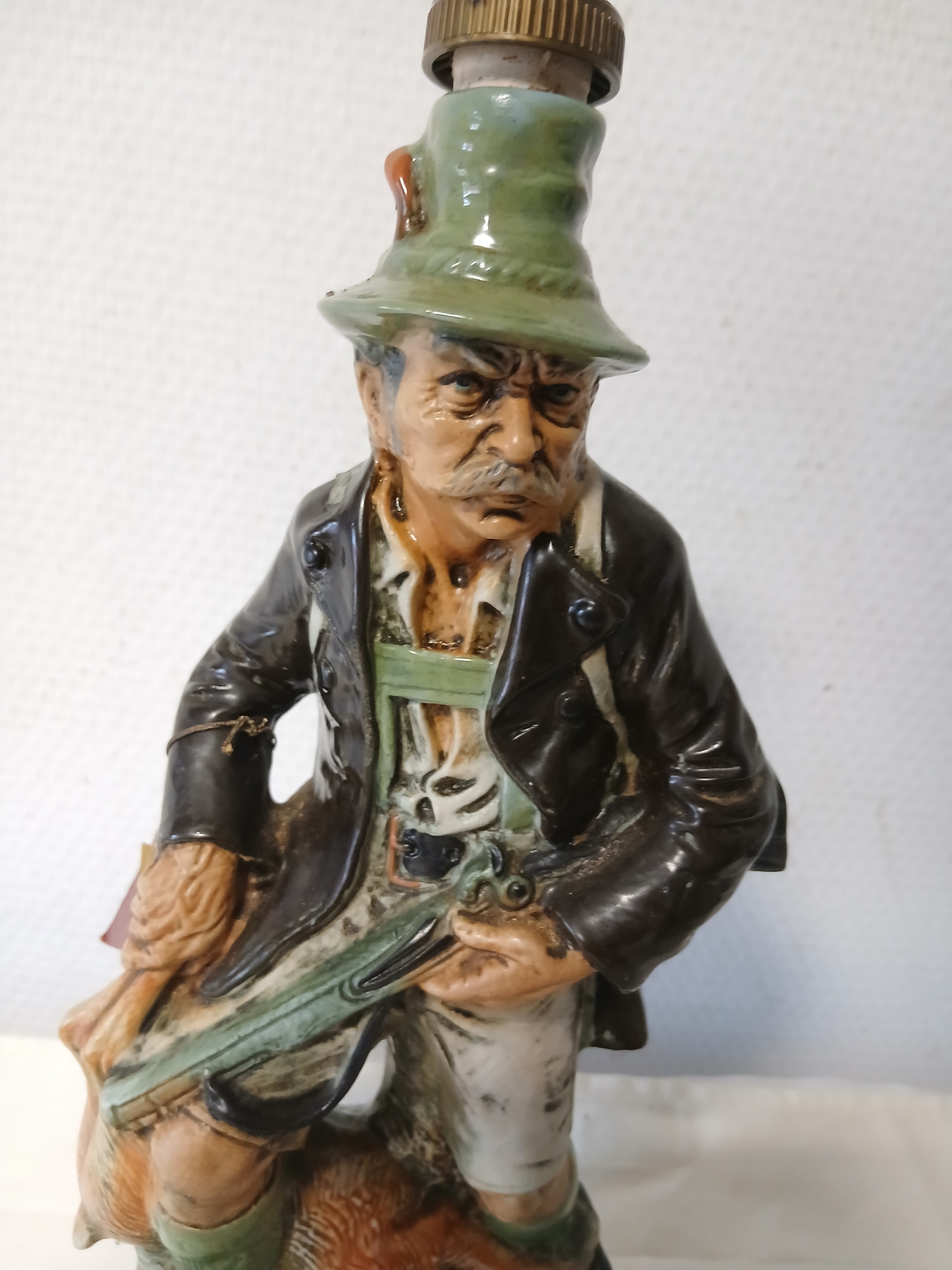 Voir photo 2 de Ancienne bouteille à liqueur en porcelaine représentant un chasseur. Ancienne bouteille à liqueur en porcelaine représentant un chasseur. Très bon état reconditionné photo 2