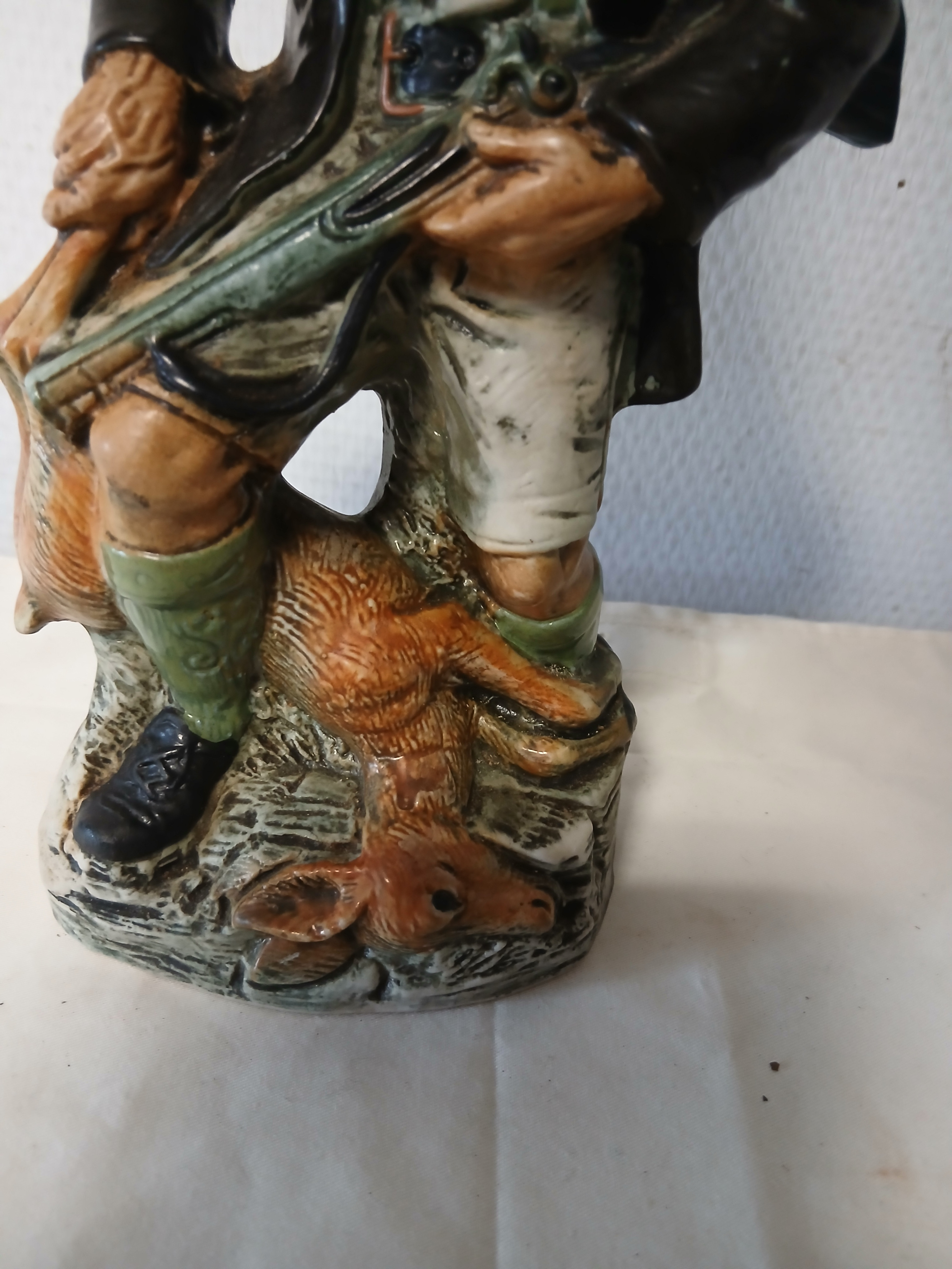 Voir photo 3 de Ancienne bouteille à liqueur en porcelaine représentant un chasseur. Ancienne bouteille à liqueur en porcelaine représentant un chasseur. Très bon état reconditionné photo 3