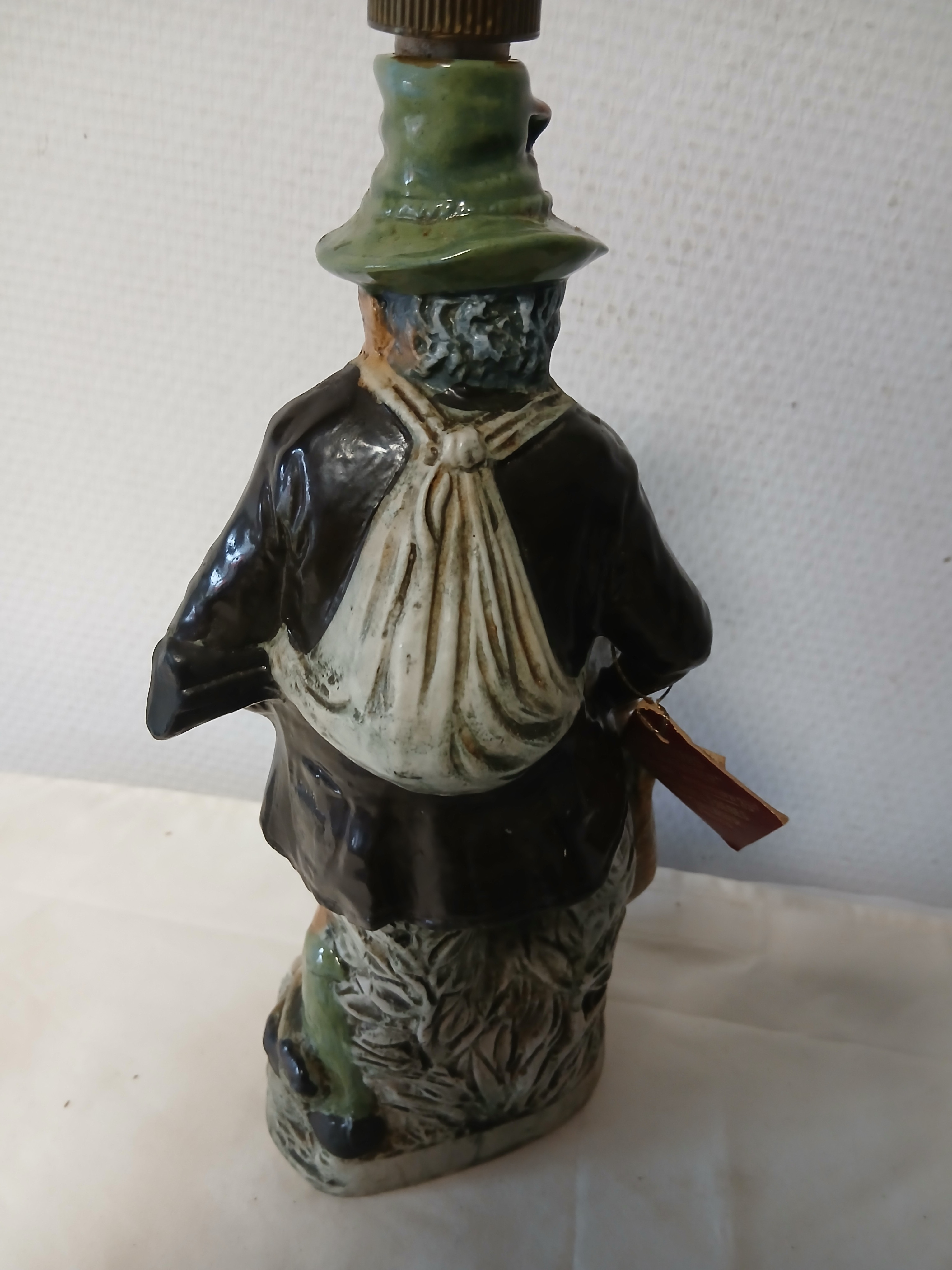Voir photo 4 de Ancienne bouteille à liqueur en porcelaine représentant un chasseur. Ancienne bouteille à liqueur en porcelaine représentant un chasseur. Très bon état reconditionné photo 4