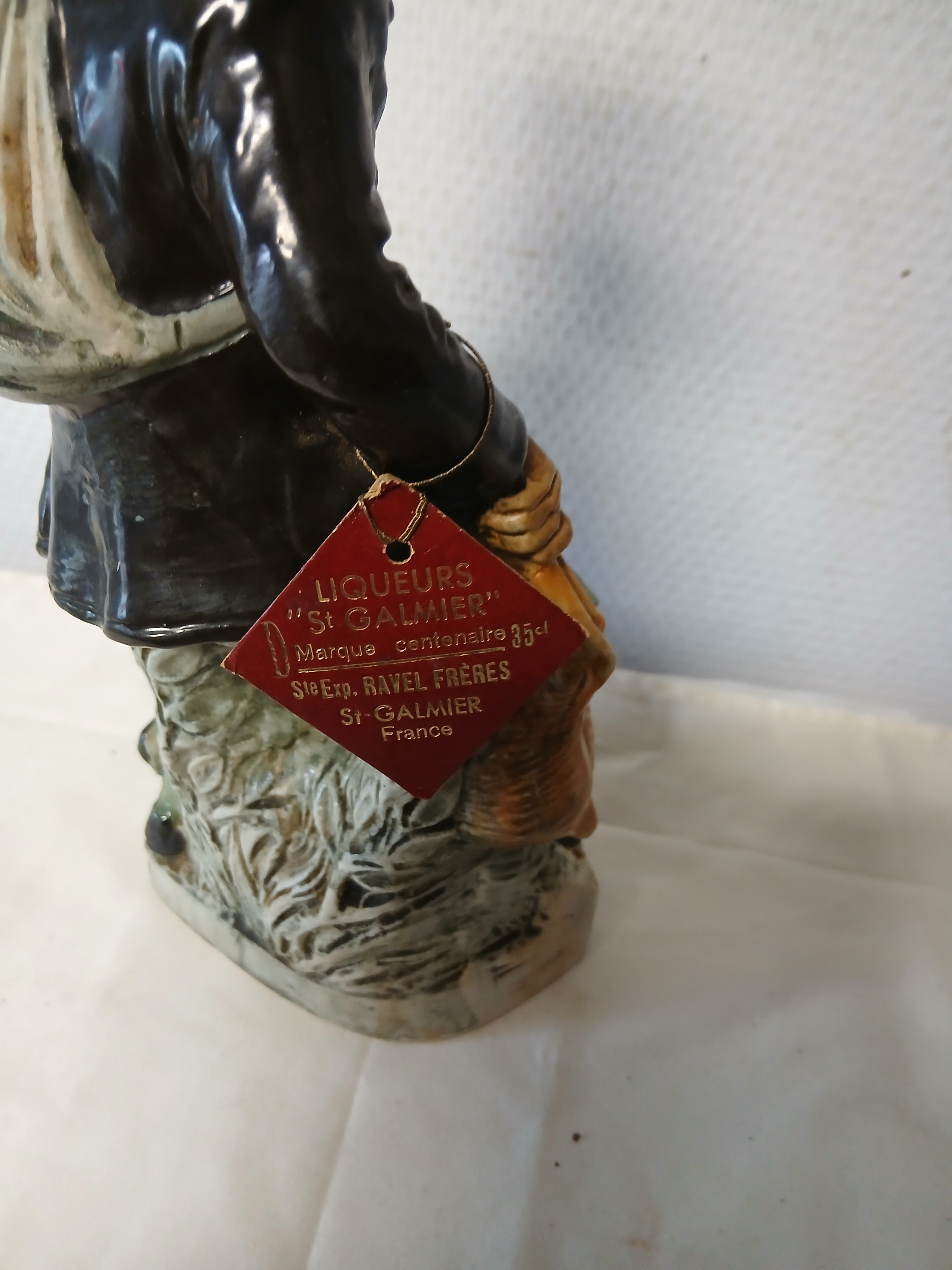 Voir photo 5 de Ancienne bouteille à liqueur en porcelaine représentant un chasseur. Ancienne bouteille à liqueur en porcelaine représentant un chasseur. Très bon état reconditionné photo 5