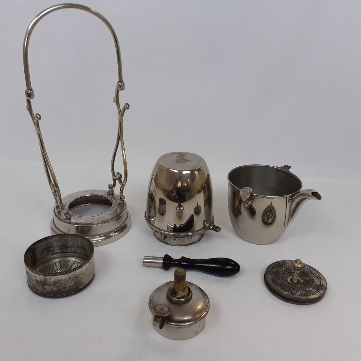 Voir photo 3 de Ancienne cafetière à bascule - art déco années 20 - estampille LC - Bruleur à alcool. Ancienne cafetière à bascule - art déco années 20 - estampille LC - Bruleur à alcool. Très bon état reconditionné photo 3