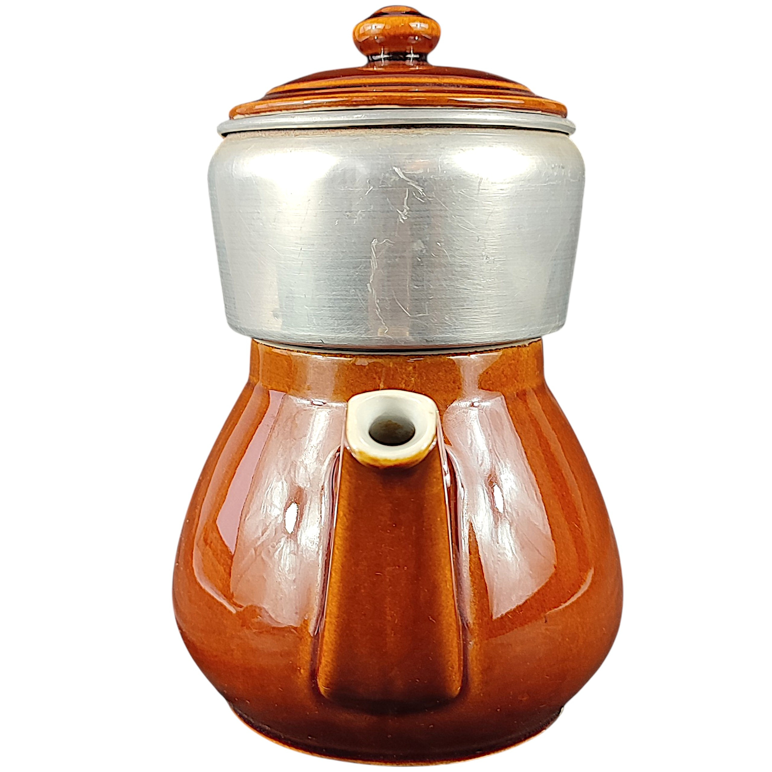 Acheter Ancienne cafetière à filtre en céramique et aluminium. État correct - 10,50 € Ancienne cafetière à filtre en céramique et aluminium. État correct reconditionné disponible sur Label Emmaüs