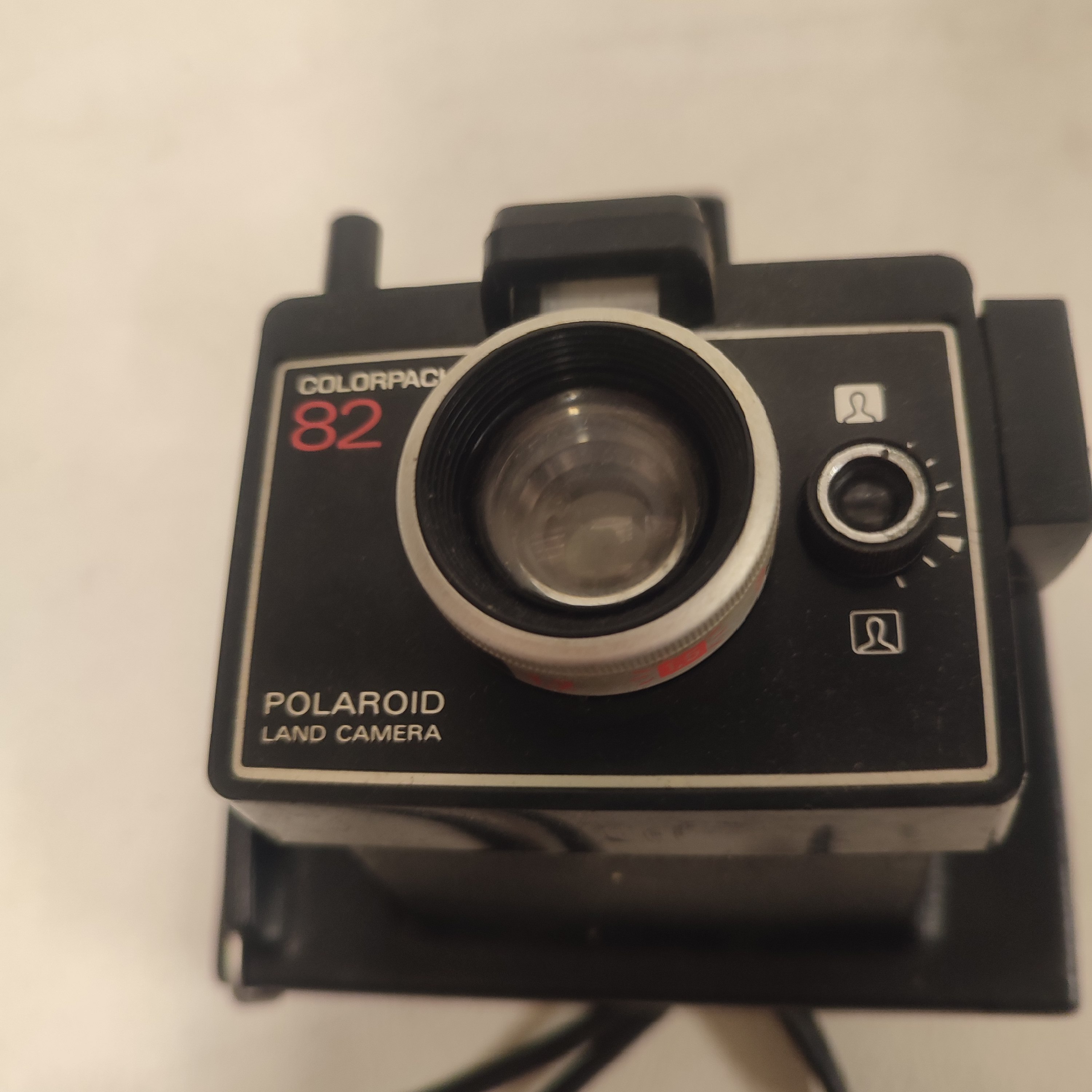 Acheter Ancienne caméra de Marque " Polaroid Land Caméra Color Pack 82 " en Bon état Bon état - 20,00 € Ancienne caméra de Marque " Polaroid Land Caméra Color Pack 82 " en Bon état Bon état reconditionné disponible sur Label Emmaüs