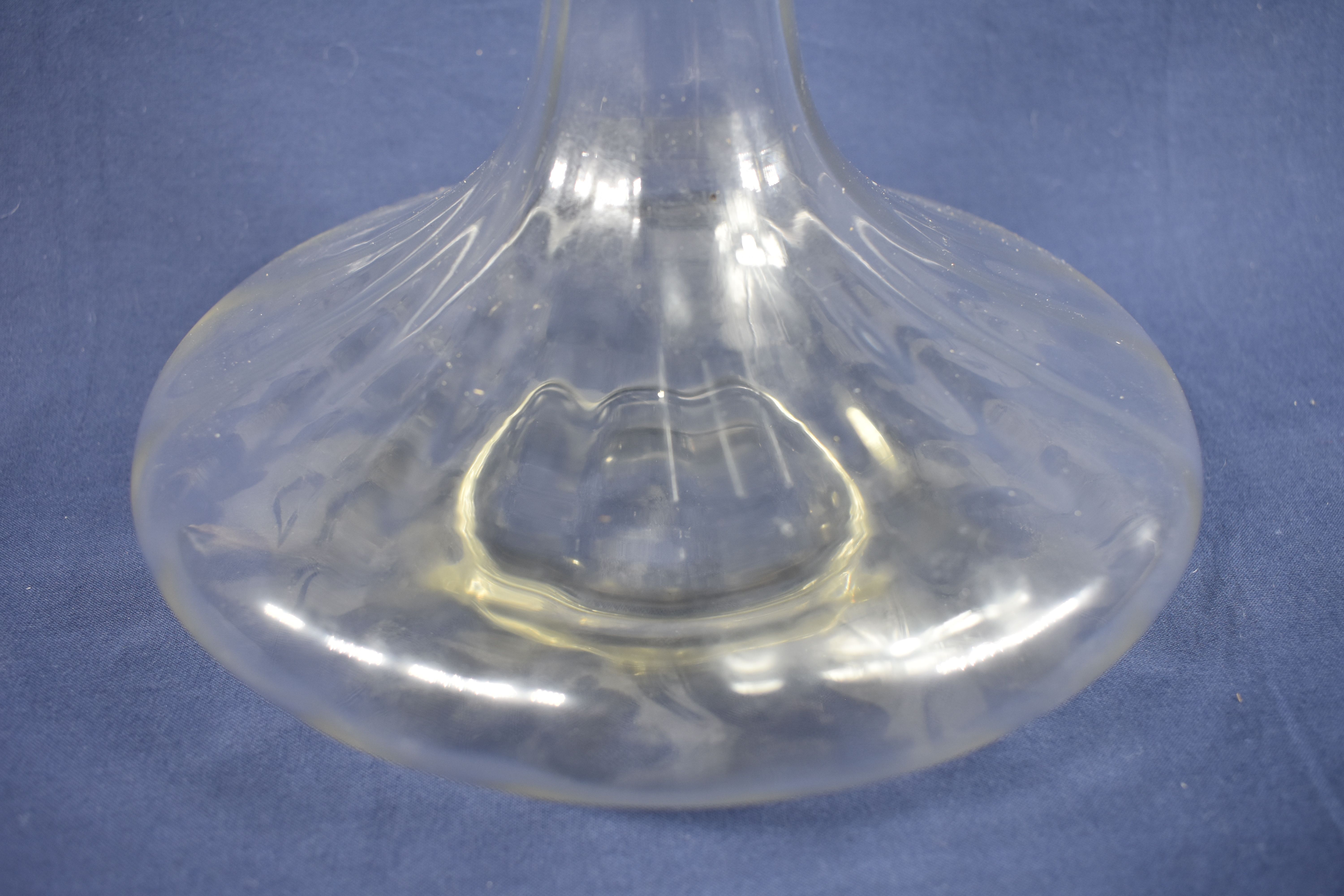 Voir photo 2 de Ancienne carafe à décanter en verre à côtes, hauteur 22 et diamètre 20 cm. Ancienne carafe à décanter en verre à côtes, hauteur 22 et diamètre 20 cm. Bon état reconditionné photo 2