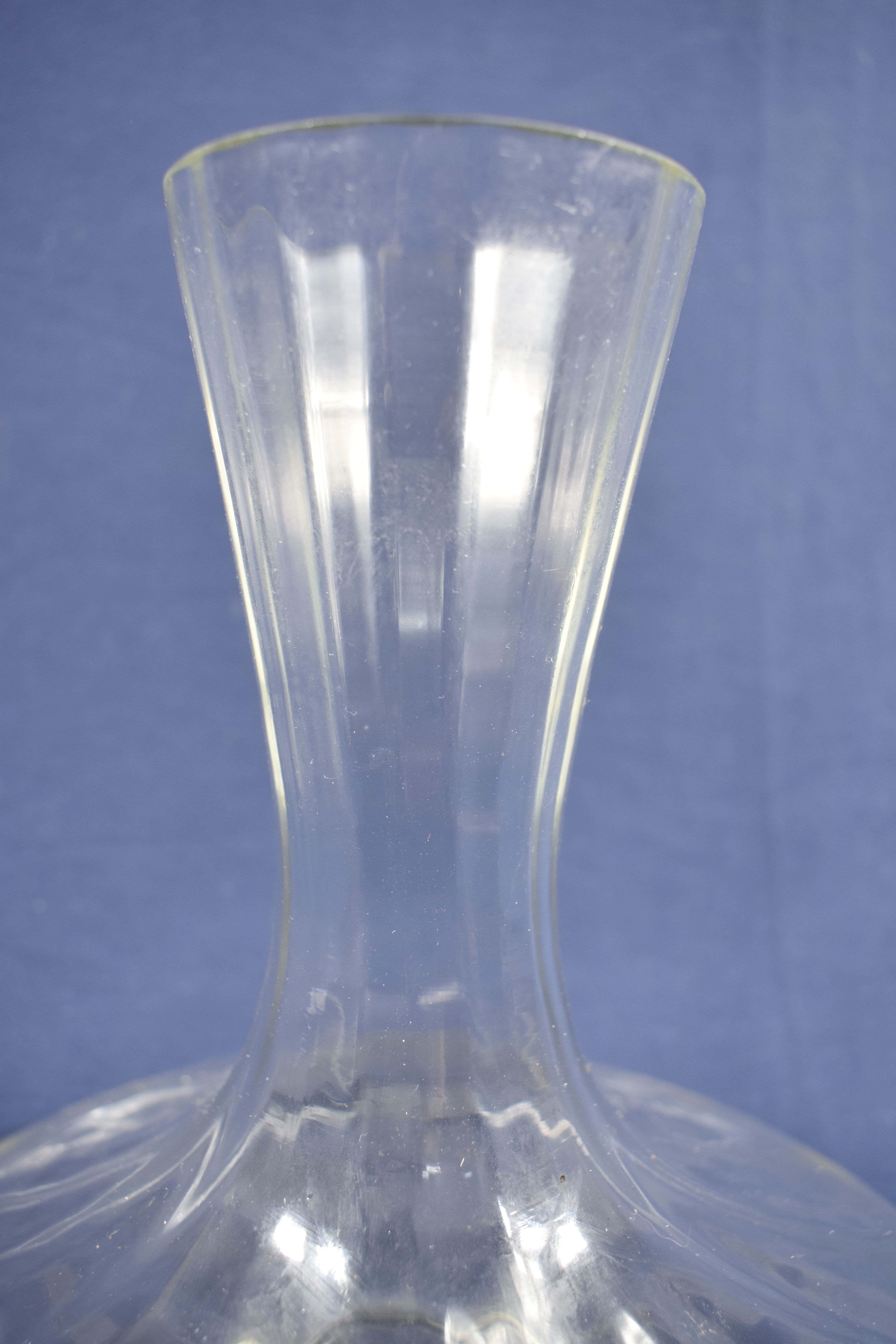 Voir photo 3 de Ancienne carafe à décanter en verre à côtes, hauteur 22 et diamètre 20 cm. Ancienne carafe à décanter en verre à côtes, hauteur 22 et diamètre 20 cm. Bon état reconditionné photo 3