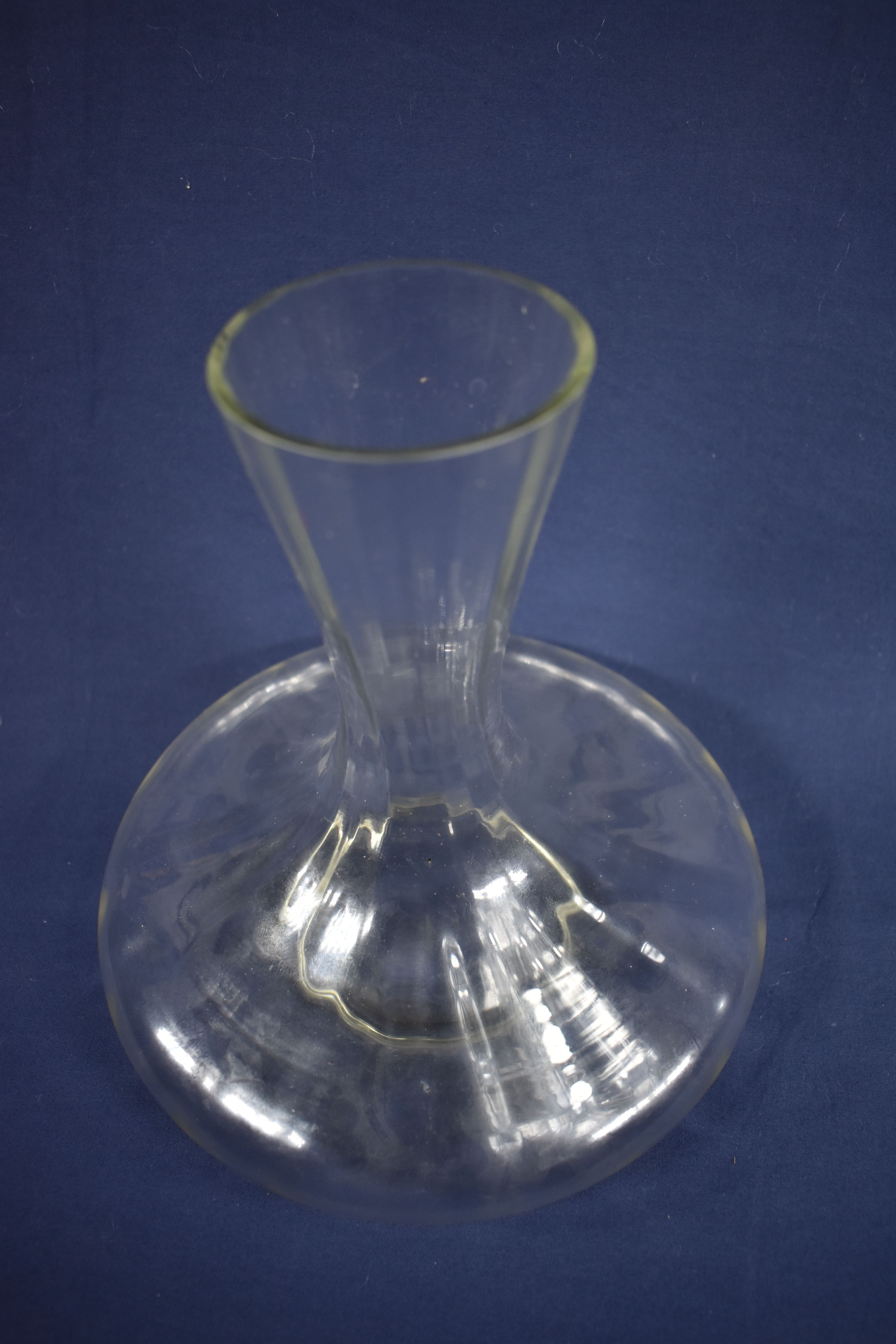 Voir photo 4 de Ancienne carafe à décanter en verre à côtes, hauteur 22 et diamètre 20 cm. Ancienne carafe à décanter en verre à côtes, hauteur 22 et diamètre 20 cm. Bon état reconditionné photo 4