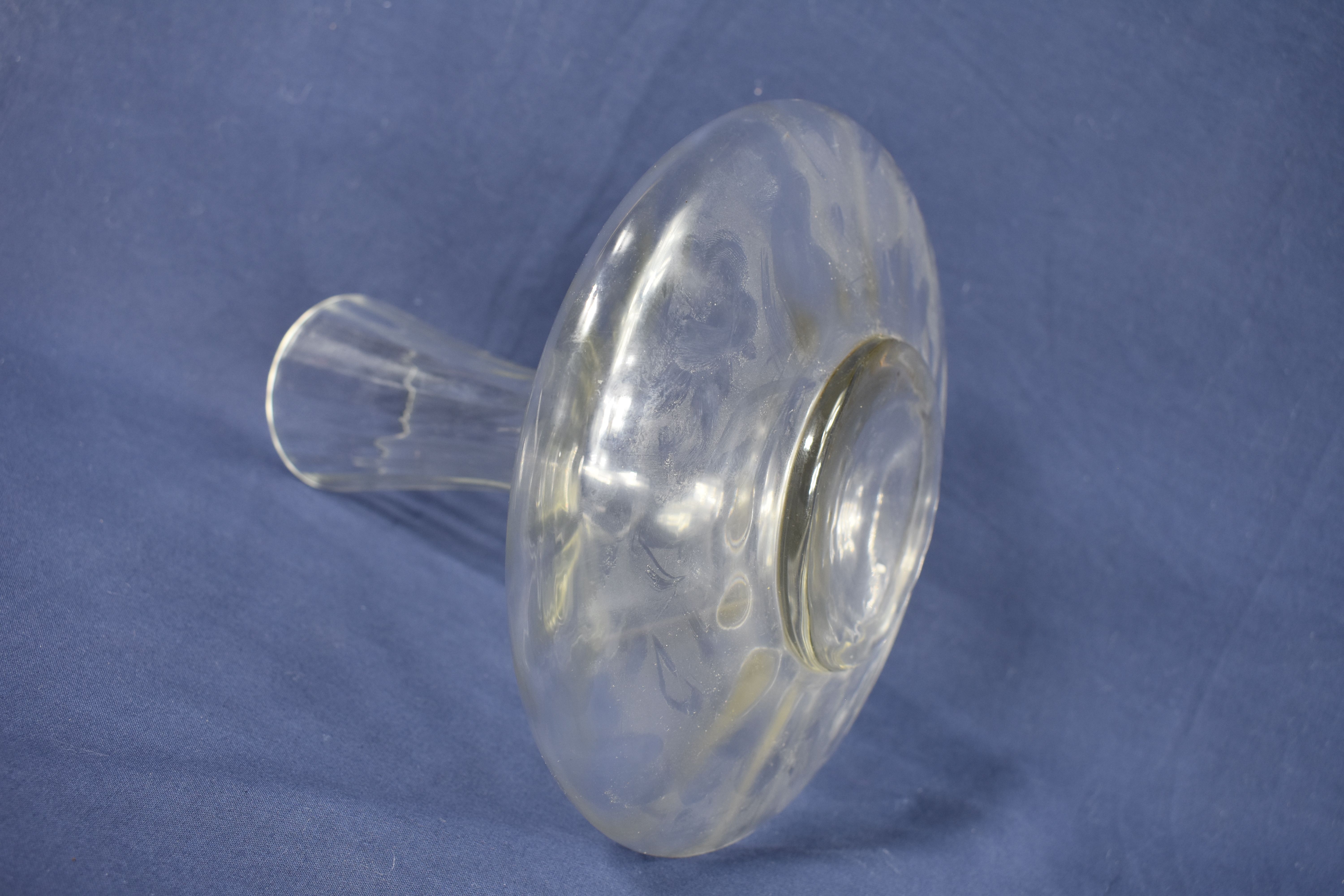 Voir photo 5 de Ancienne carafe à décanter en verre à côtes, hauteur 22 et diamètre 20 cm. Ancienne carafe à décanter en verre à côtes, hauteur 22 et diamètre 20 cm. Bon état reconditionné photo 5