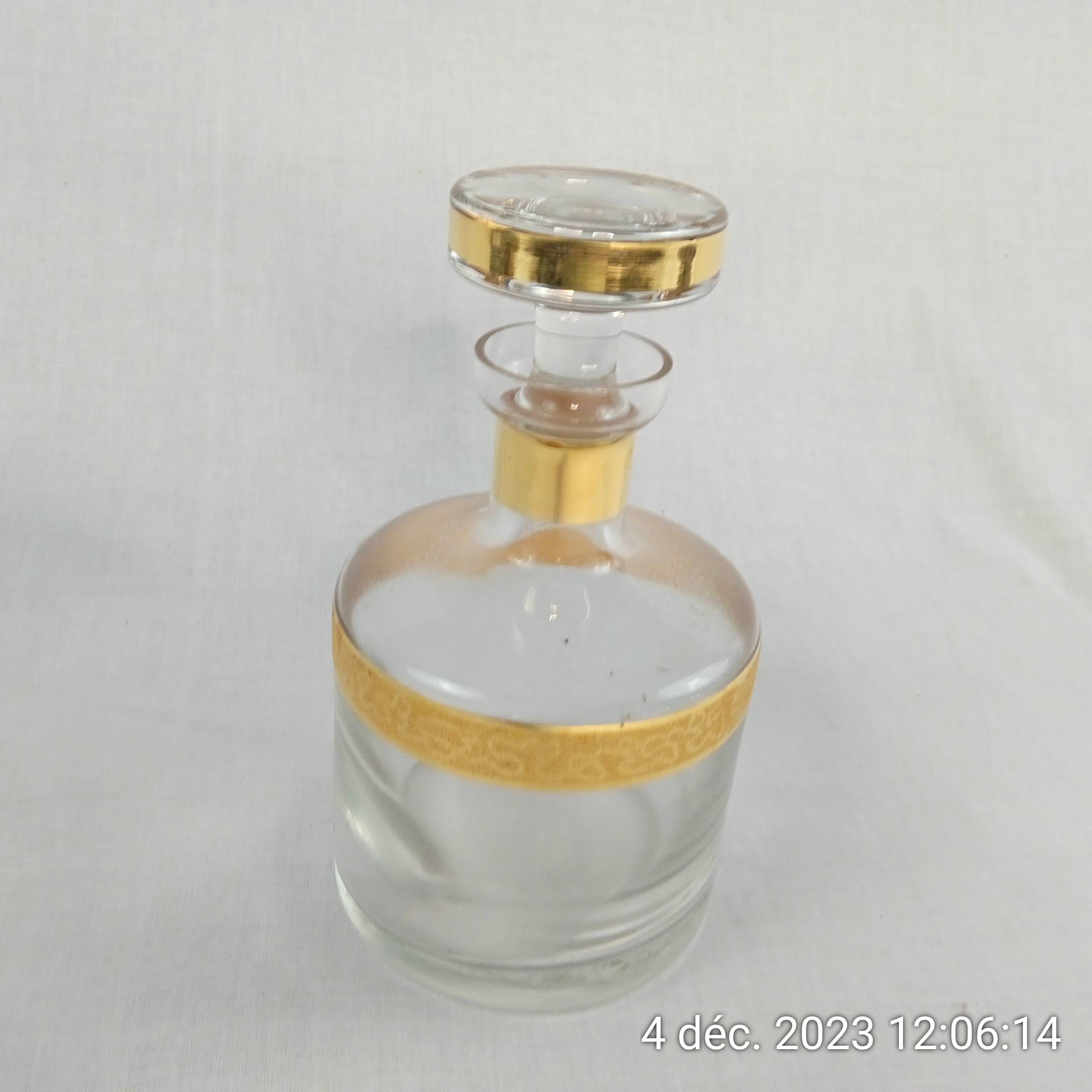 Voir photo 2 de Ancienne carafe en verre à bandes dorées Année 60 Ancienne carafe en verre à bandes dorées Année 60 Très bon état reconditionné photo 2