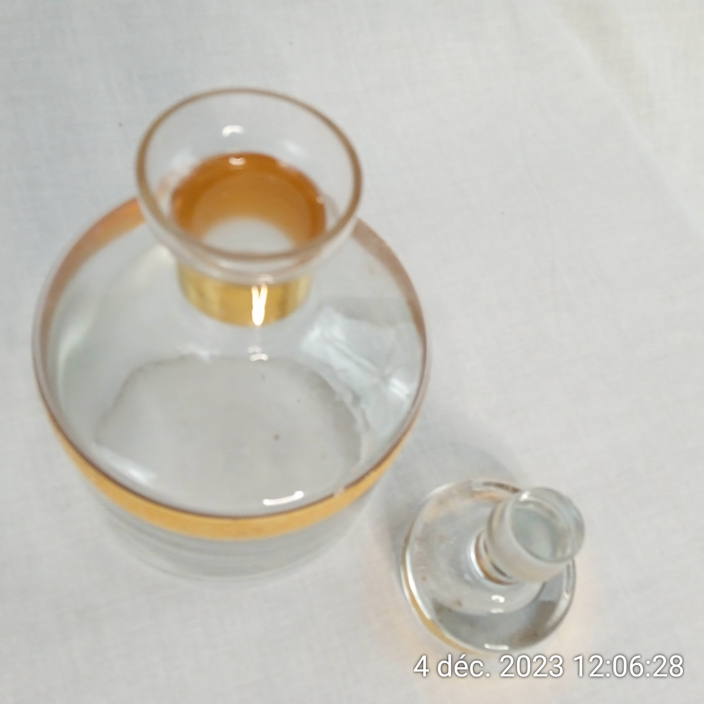 Voir photo 3 de Ancienne carafe en verre à bandes dorées Année 60 Ancienne carafe en verre à bandes dorées Année 60 Très bon état reconditionné photo 3