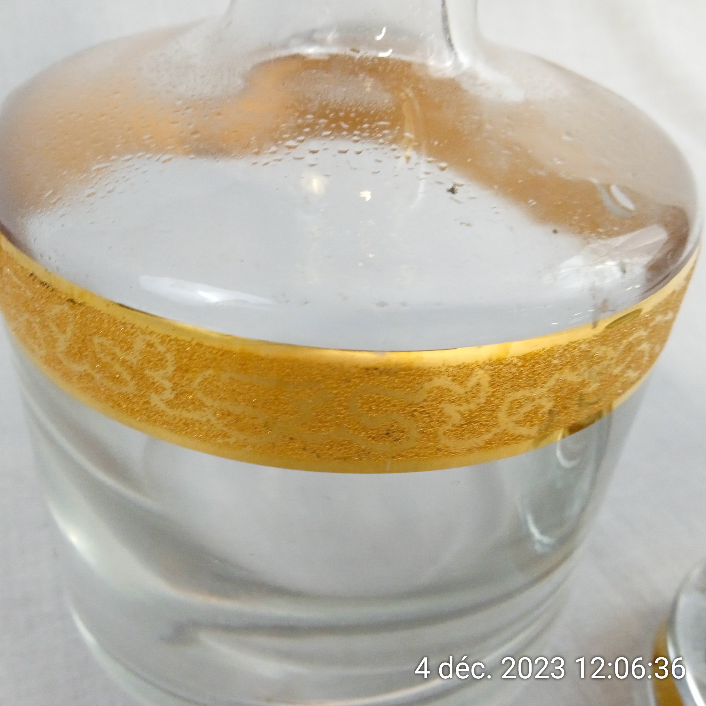 Voir photo 4 de Ancienne carafe en verre à bandes dorées Année 60 Ancienne carafe en verre à bandes dorées Année 60 Très bon état reconditionné photo 4