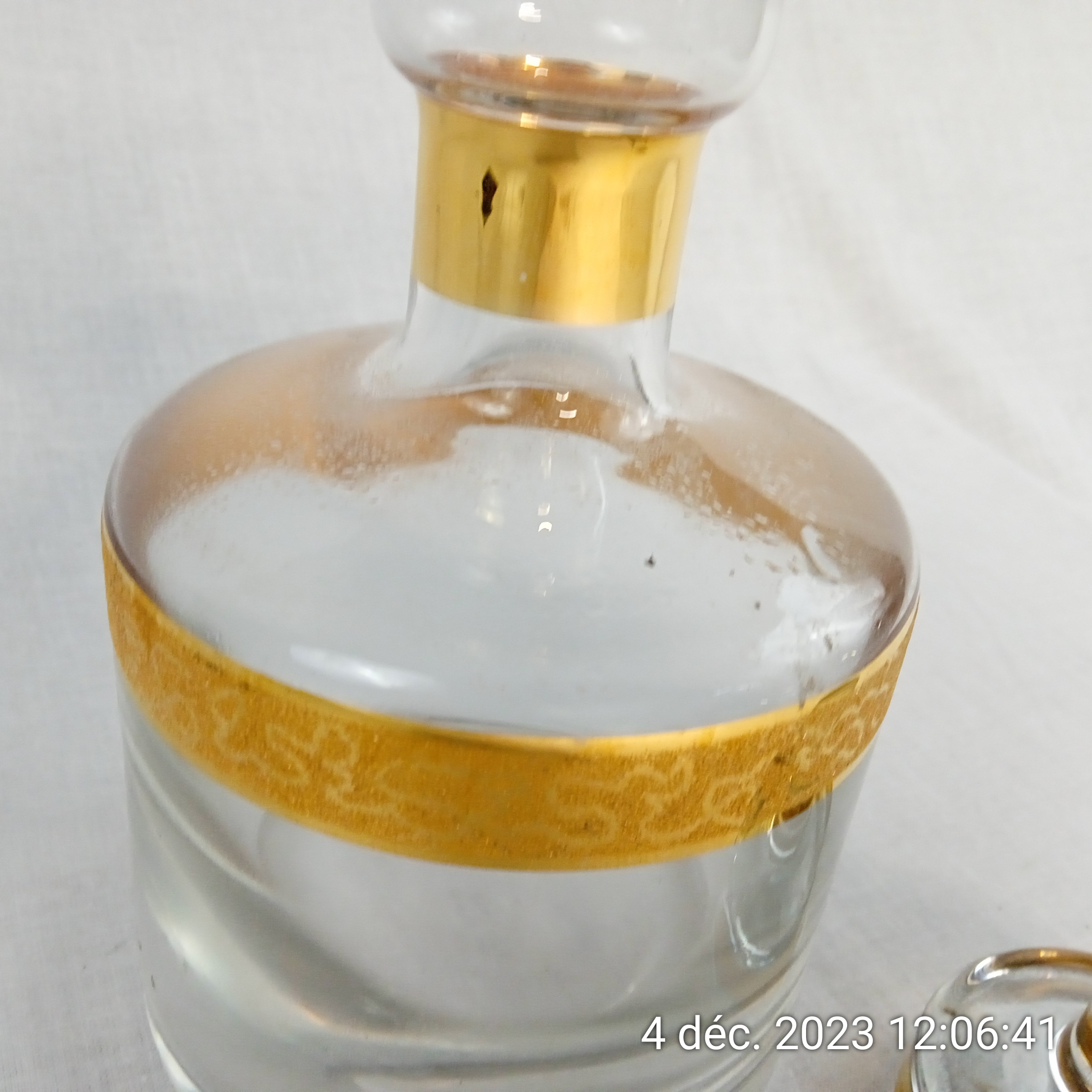 Voir photo 5 de Ancienne carafe en verre à bandes dorées Année 60 Ancienne carafe en verre à bandes dorées Année 60 Très bon état reconditionné photo 5
