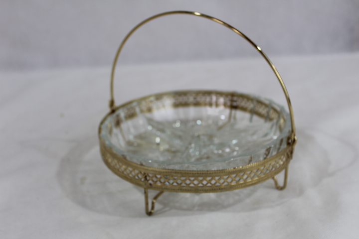 Ancienne coupelle amuse bouche apéritif doré cuisine art de la table panier Très bon état - 10,00 € Ancienne coupelle amuse bouche apéritif doré cuisine art de la table panier Très bon état reconditionné disponible sur Label Emmaüs