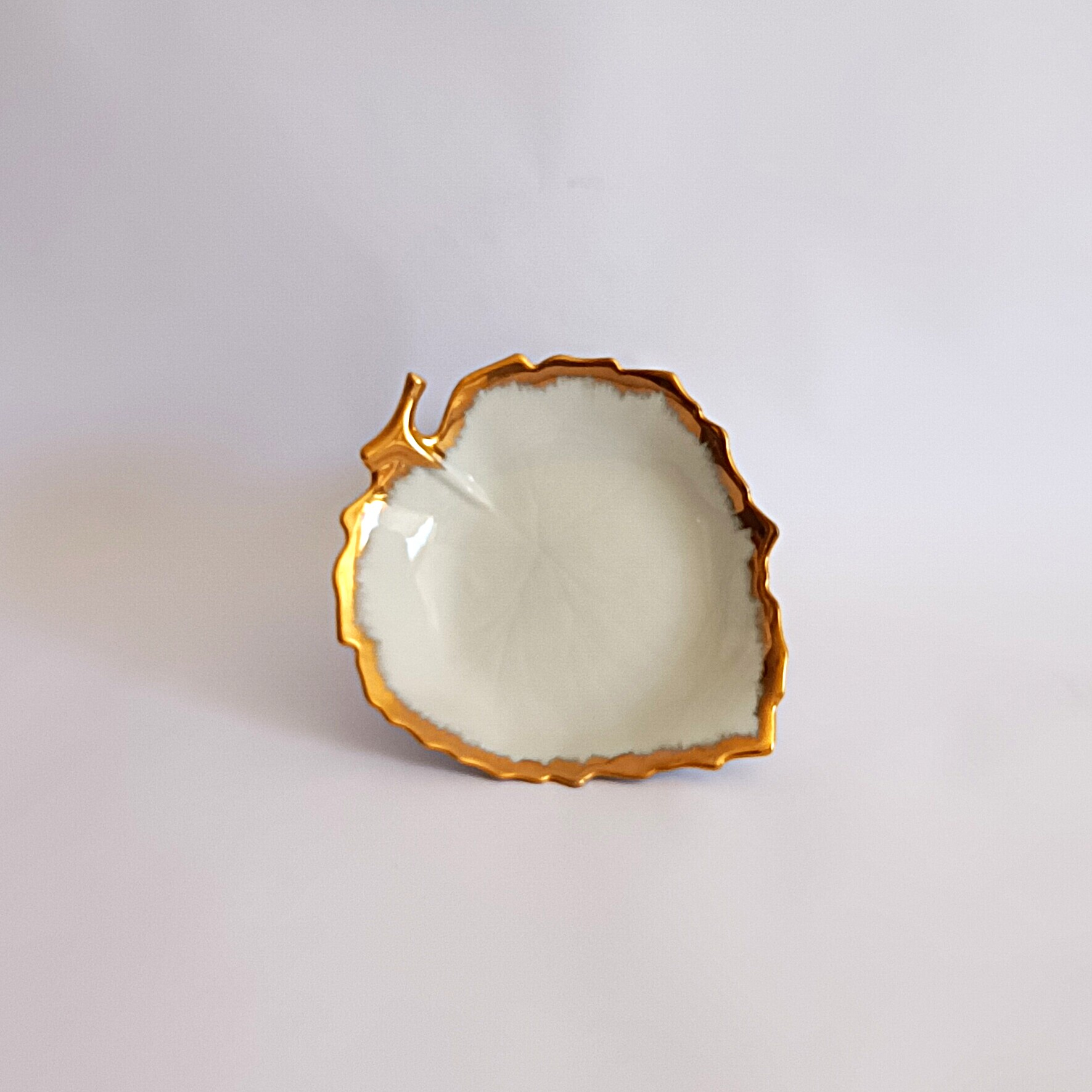 Voir photo 2 de Ancienne coupelle feuille en porcelaine de Limoges blanc et or AREOR Paris Ancienne coupelle feuille en porcelaine de Limoges blanc et or AREOR Paris reconditionné photo 2