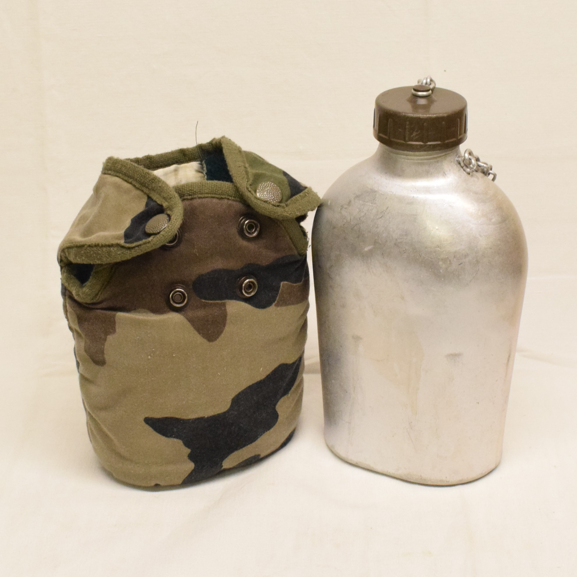 Voir photo 2 de Ancienne gourde métal armée Française dans son étui de transport ceinture Ancienne gourde métal armée Française dans son étui de transport ceinture État correct reconditionné photo 2