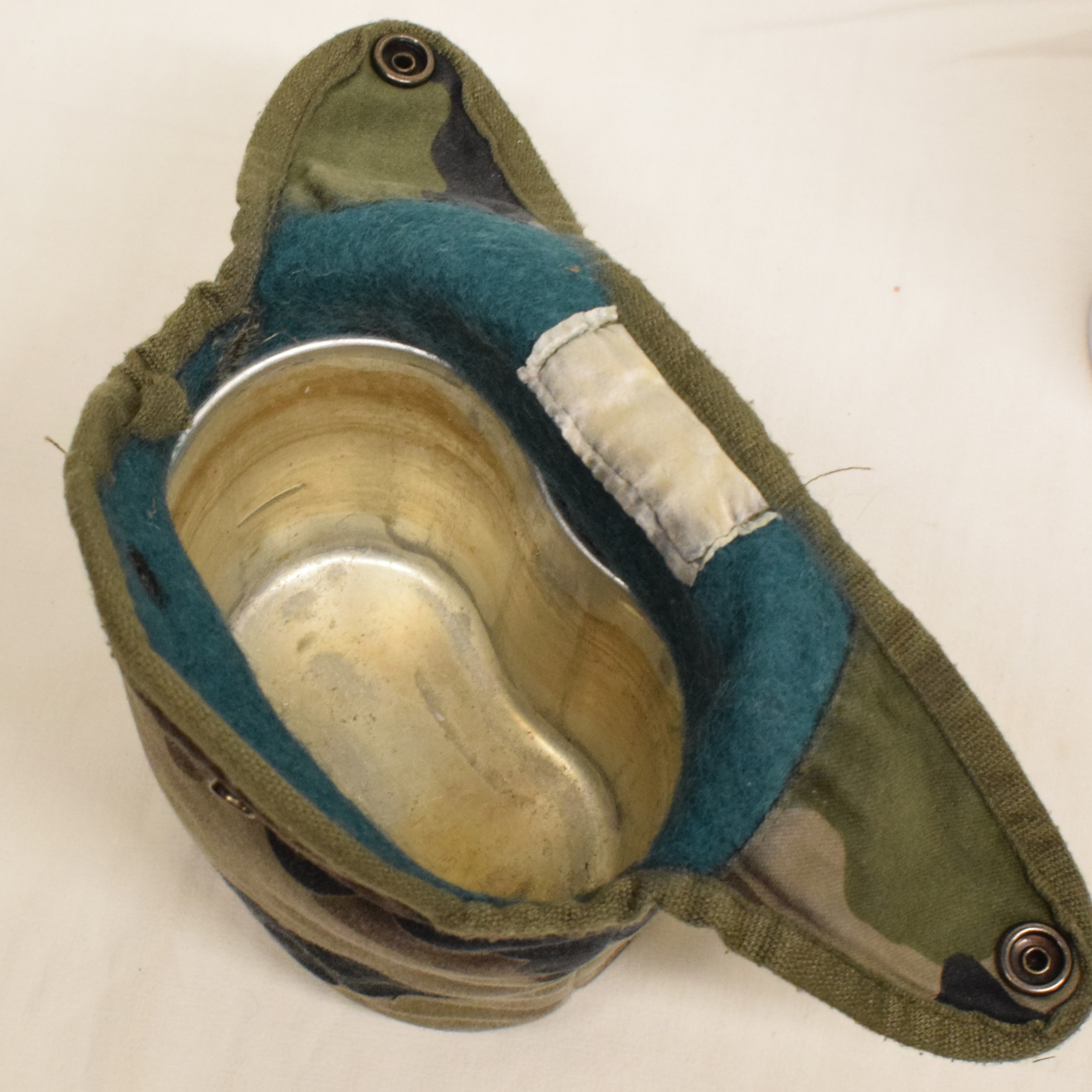 Voir photo 4 de Ancienne gourde métal armée Française dans son étui de transport ceinture Ancienne gourde métal armée Française dans son étui de transport ceinture État correct reconditionné photo 4