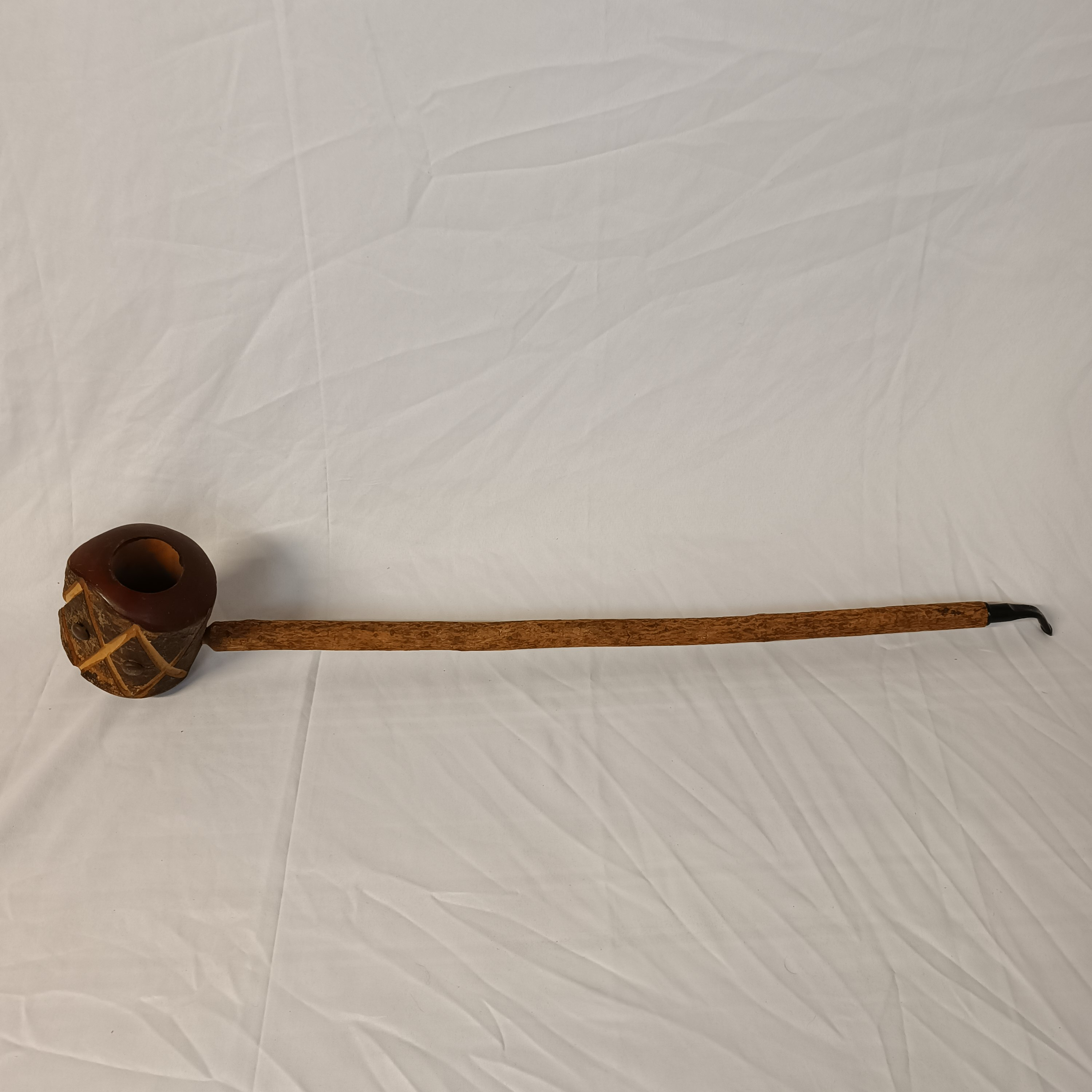 Ancienne grande pipe en bois de décoration État correct - 12,00 € Ancienne grande pipe en bois de décoration État correct reconditionné disponible sur Label Emmaüs