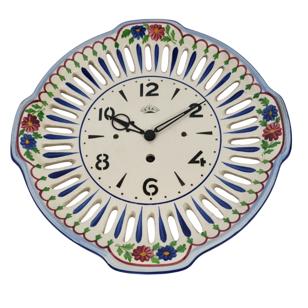 Ancienne horloge FFR murale, plat céramique, fleurie - sans clé Bon état - 25,00 € Ancienne horloge FFR murale, plat céramique, fleurie - sans clé Bon état reconditionné disponible sur Label Emmaüs