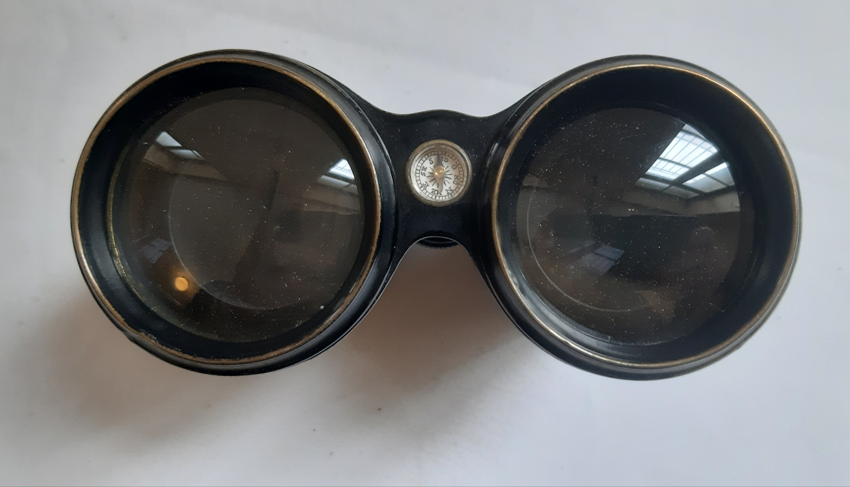 Voir photo 4 de ancienne jumelle de théatre française dans son étui en cuir et bois, estampillé Merveilleuse sans Rivale Paris ancienne jumelle de théatre française dans son étui en cuir et bois, estampillé Merveilleuse sans Rivale Paris Bon état reconditionné photo 4