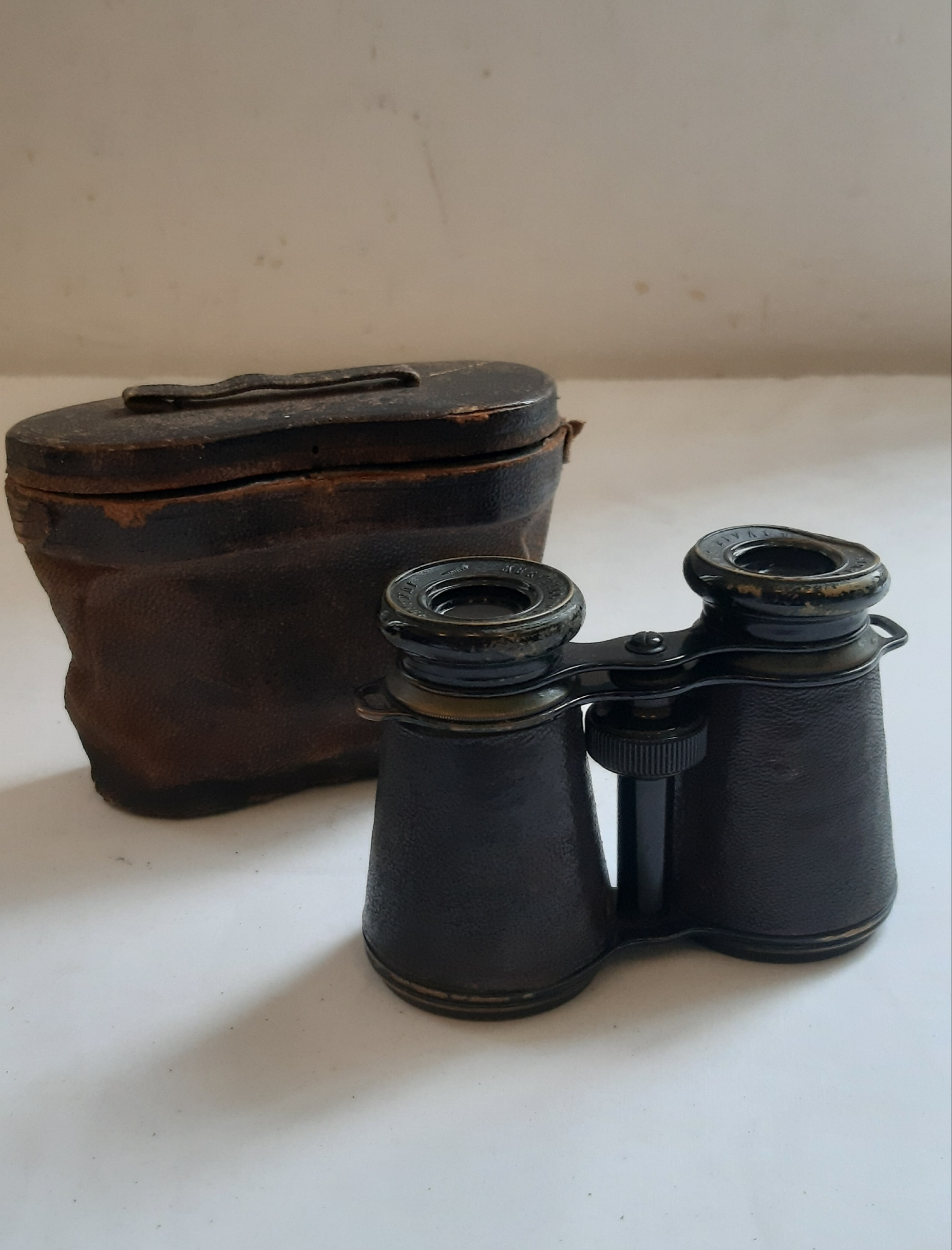 ancienne jumelle de théatre française dans son étui en cuir et bois, estampillé Merveilleuse sans Rivale Paris Bon état - 35,00 € ancienne jumelle de théatre française dans son étui en cuir et bois, estampillé Merveilleuse sans Rivale Paris Bon état reconditionné disponible sur Label Emmaüs