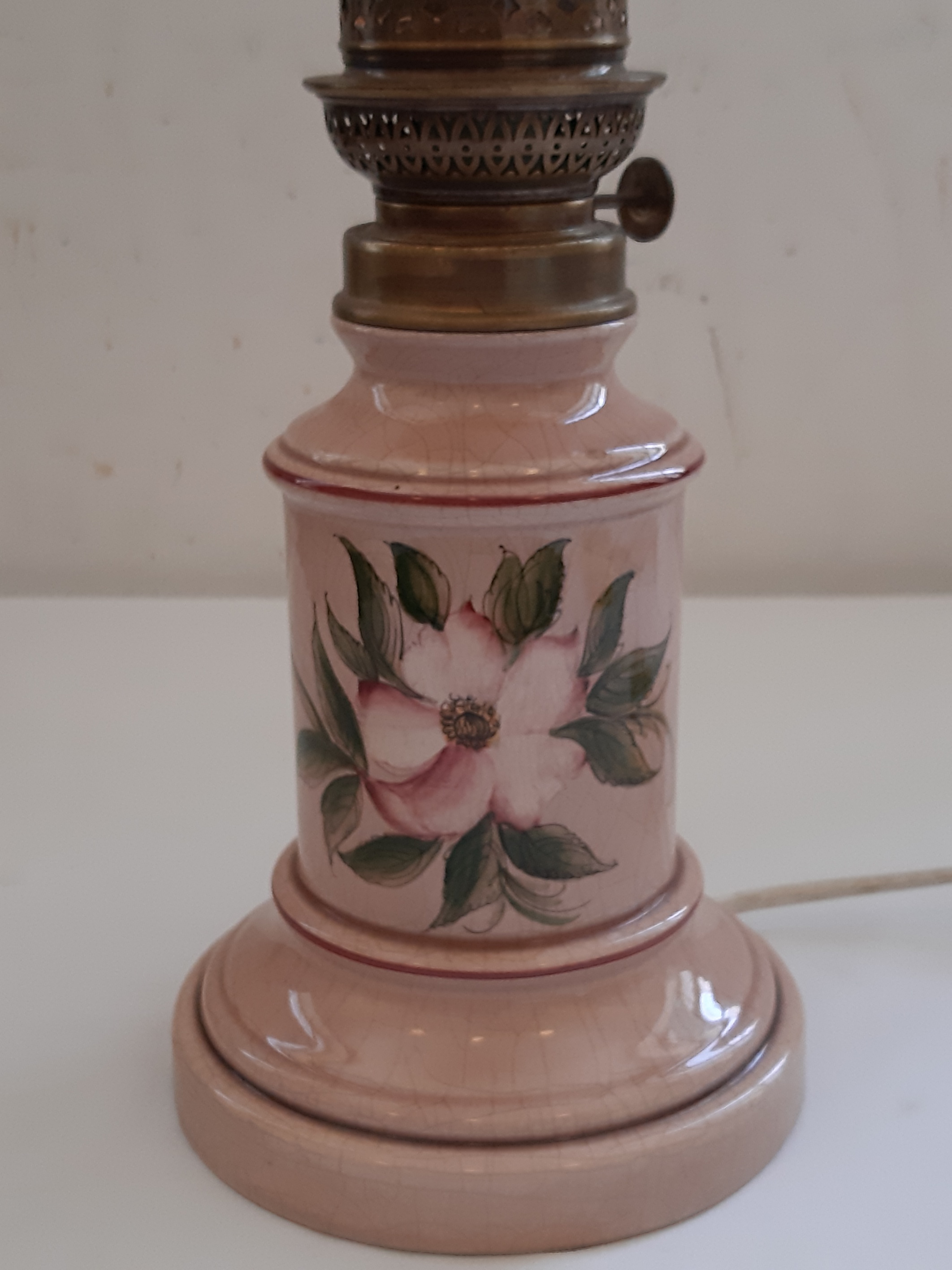Voir photo 2 de Ancienne LAMPE à PÉTROLE en céramique électrifié, décor floral PEINT MAIN Ancienne LAMPE à PÉTROLE en céramique électrifié, décor floral PEINT MAIN Très bon état reconditionné photo 2