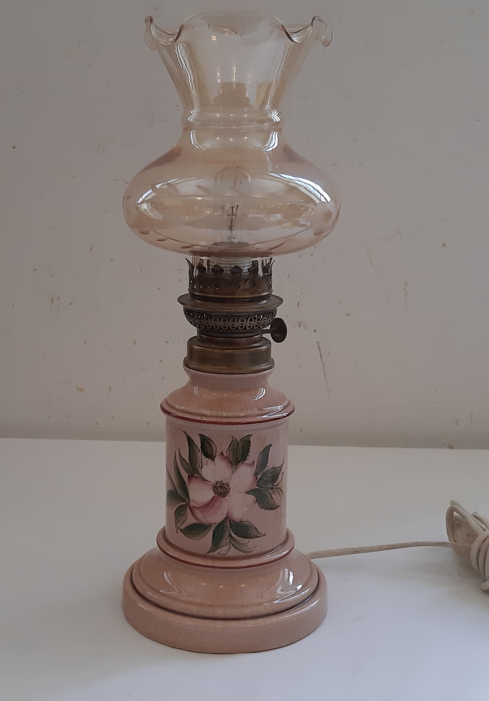 Acheter Ancienne LAMPE à PÉTROLE en céramique électrifié, décor floral PEINT MAIN Très bon état - 30,00 € Ancienne LAMPE à PÉTROLE en céramique électrifié, décor floral PEINT MAIN Très bon état reconditionné disponible sur Label Emmaüs