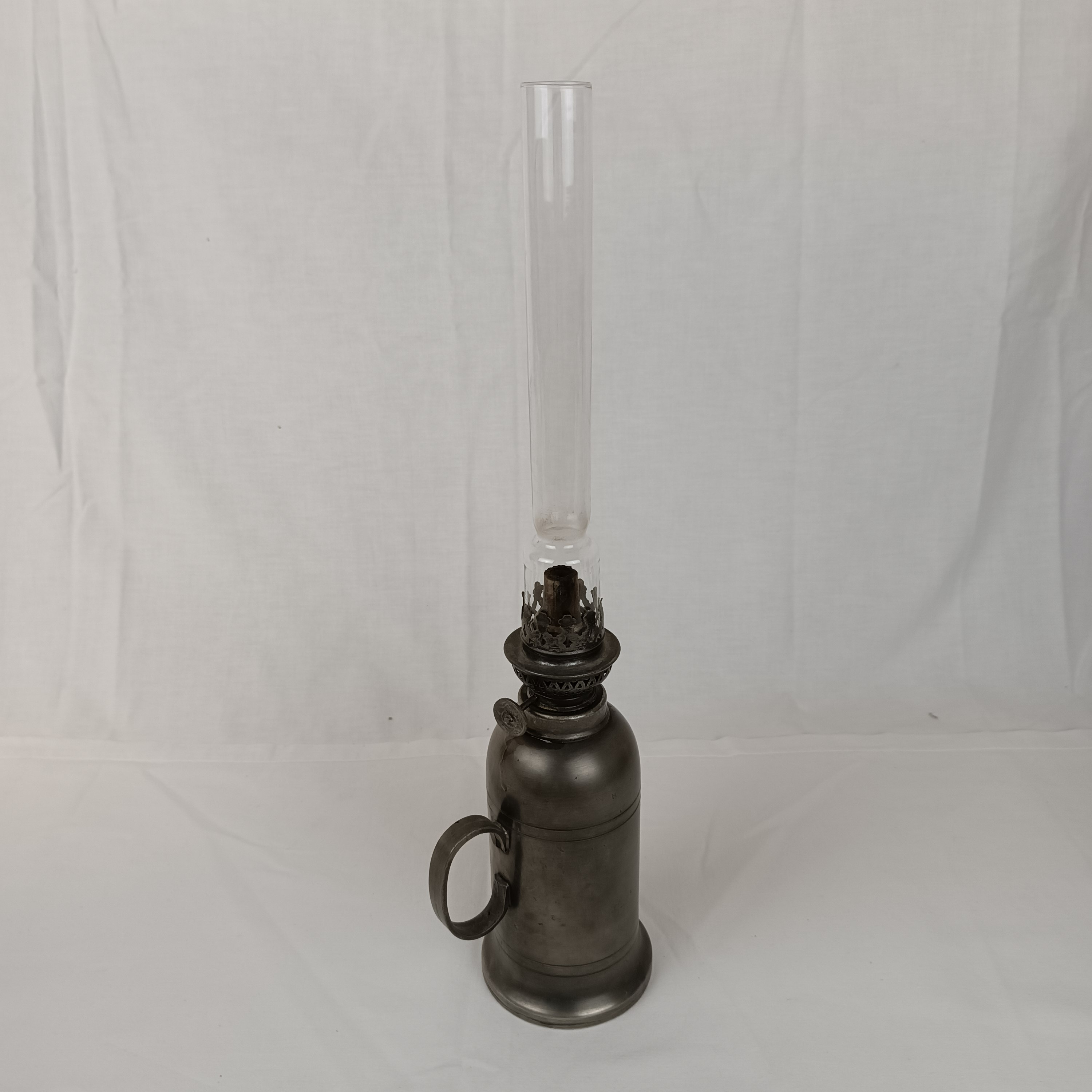 Voir photo 2 de Ancienne Lampe à pétrole en étain (95%), étain fait main Ancienne Lampe à pétrole en étain (95%), étain fait main Bon état reconditionné photo 2