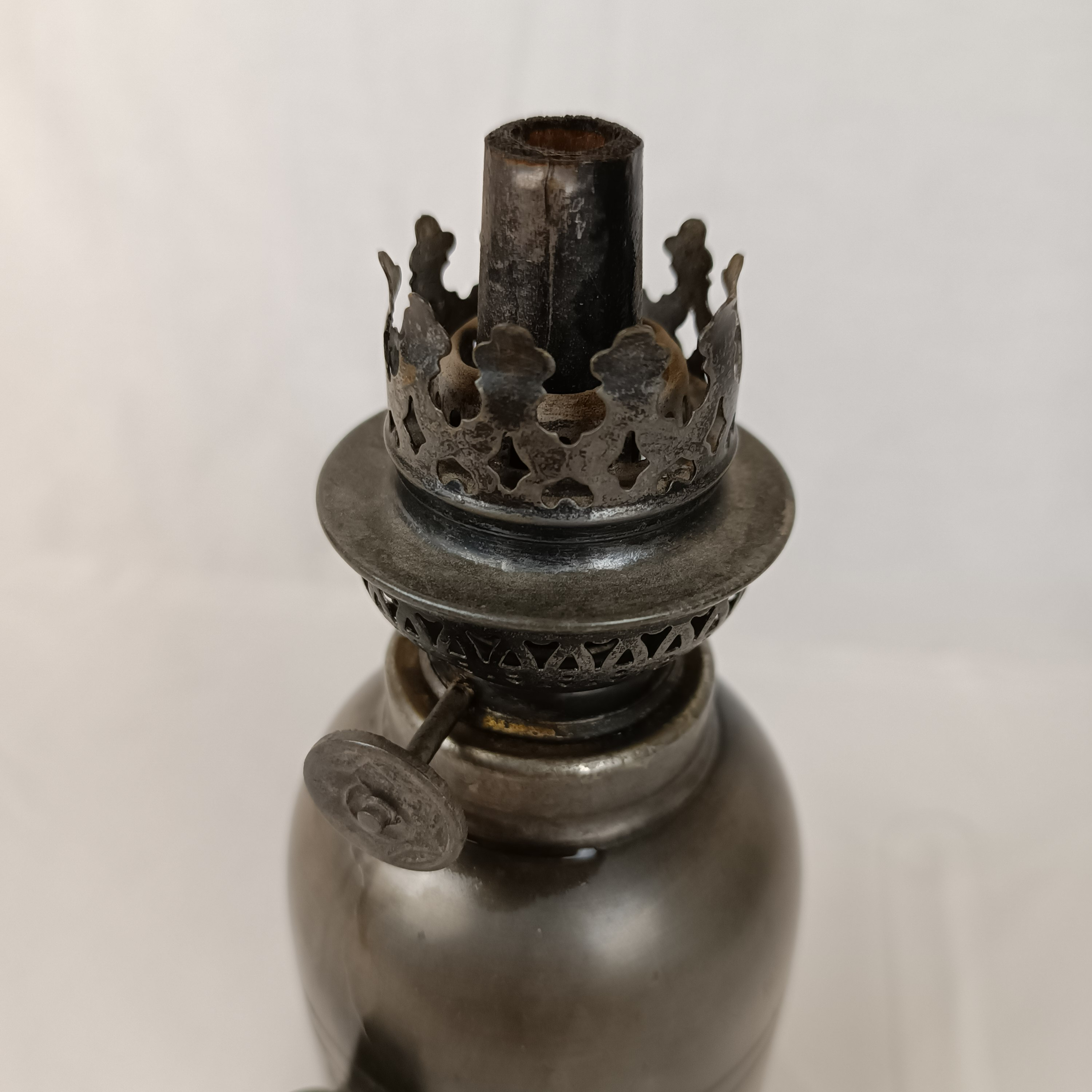 Voir photo 4 de Ancienne Lampe à pétrole en étain (95%), étain fait main Ancienne Lampe à pétrole en étain (95%), étain fait main Bon état reconditionné photo 4
