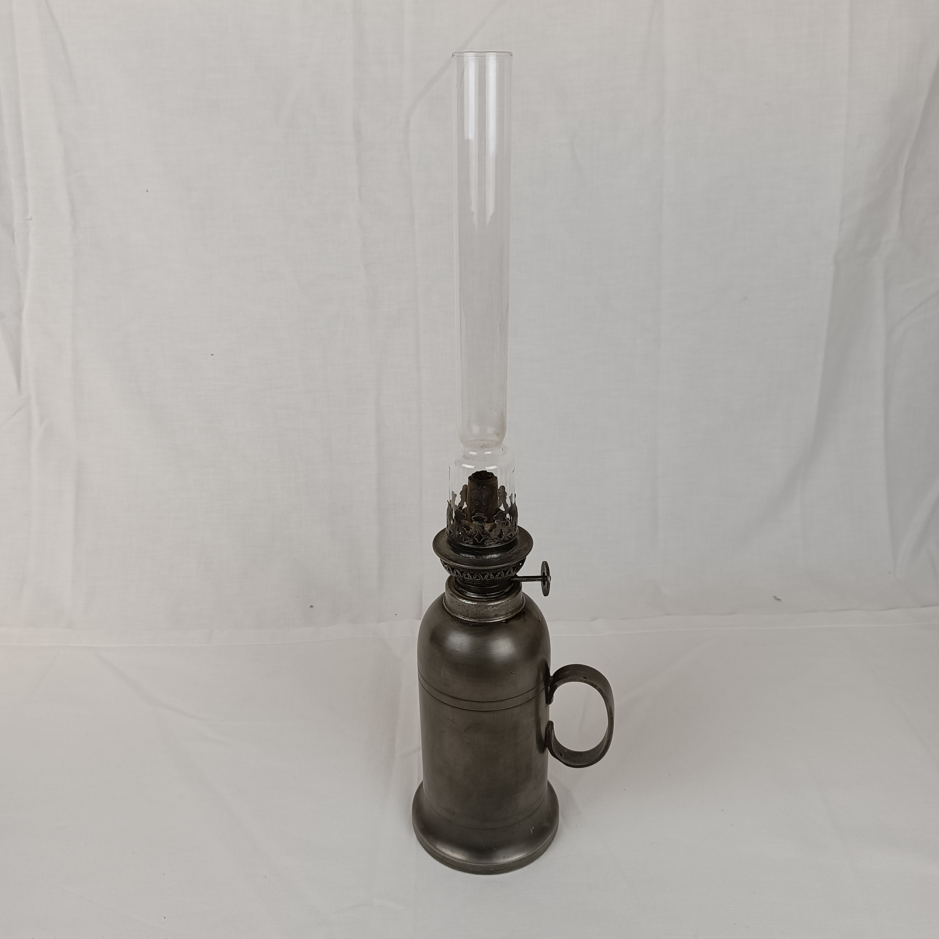 Acheter Ancienne Lampe à pétrole en étain (95%), étain fait main Bon état - 12,25 € Ancienne Lampe à pétrole en étain (95%), étain fait main Bon état reconditionné disponible sur Label Emmaüs
