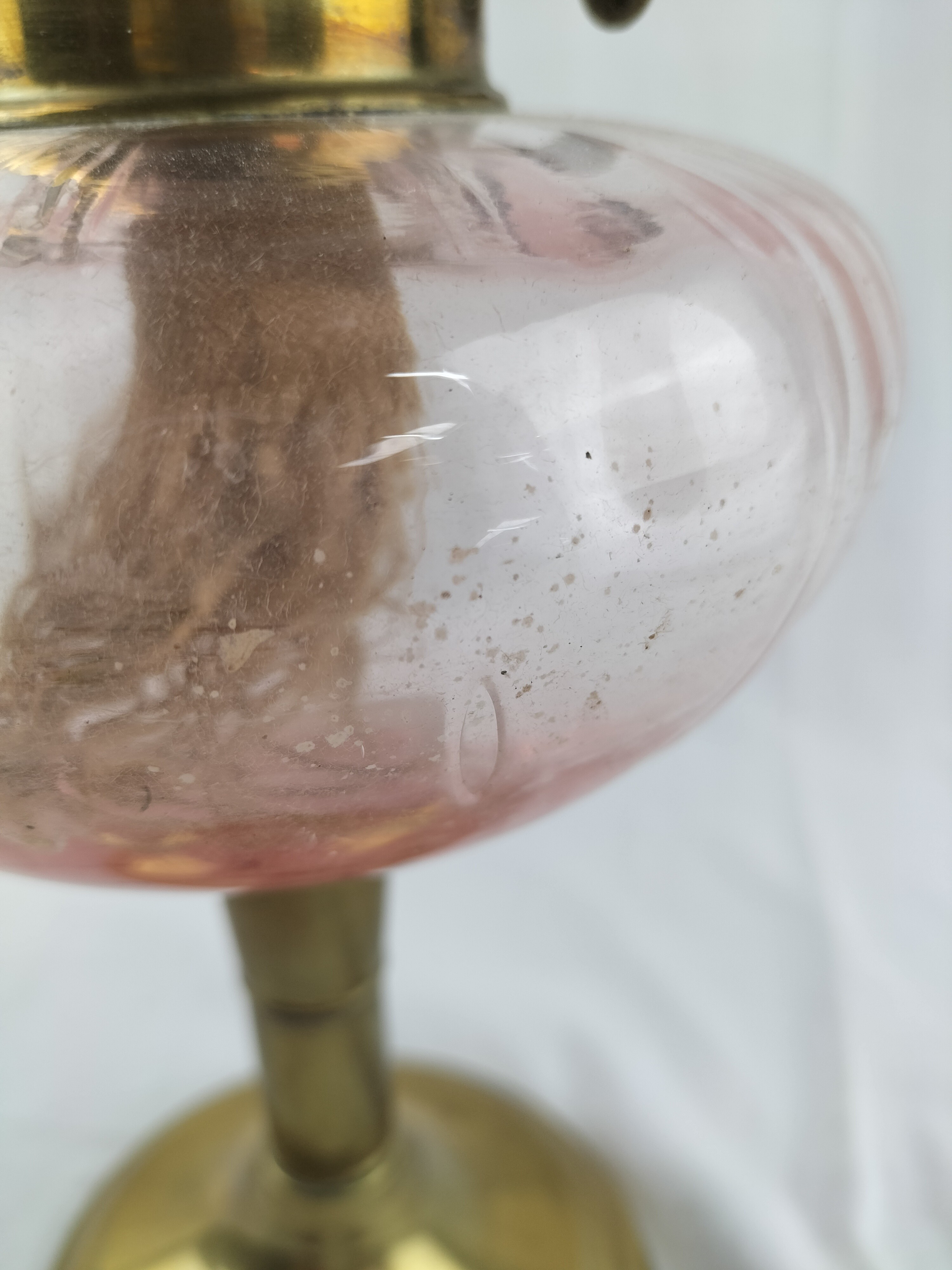 Voir photo 6 de ✨ ANCIENNE LAMPE À PÉTROLE EN LAITON & VERRE ROSE – CHARME VINTAGE ✨ ✨ ANCIENNE LAMPE À PÉTROLE EN LAITON & VERRE ROSE – CHARME VINTAGE ✨ reconditionné photo 6