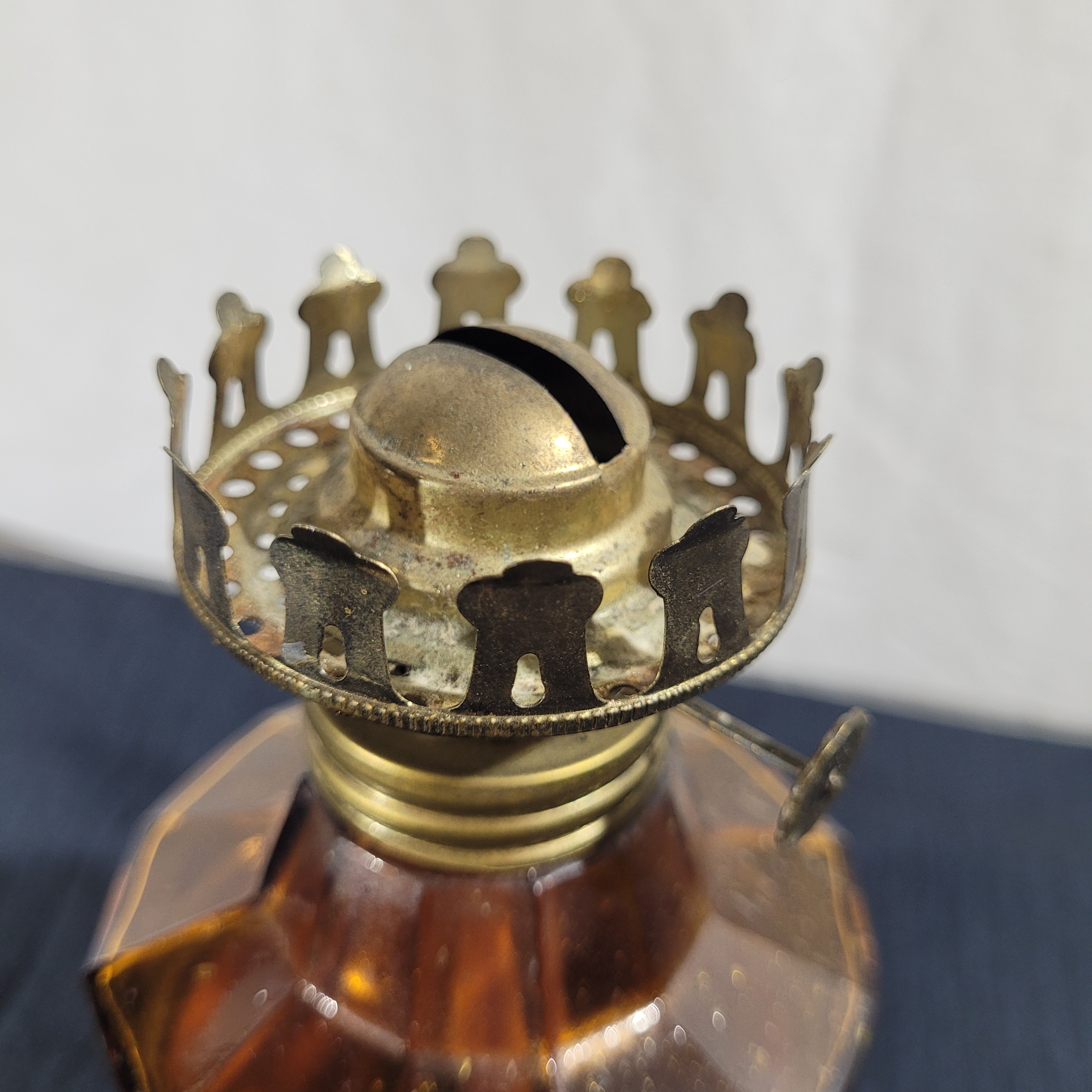 Voir photo 4 de Ancienne Lampe à Pétrole en Verre Ambré "Star Brand" - Décor Planisphère Vintage Ancienne Lampe à Pétrole en Verre Ambré "Star Brand" - Décor Planisphère Vintage reconditionné photo 4