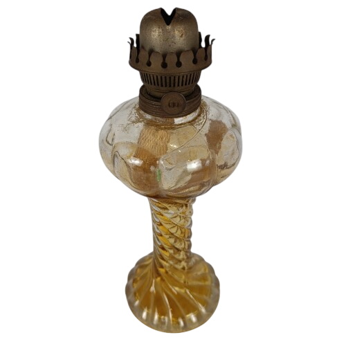 Ancienne lampe à pétrole en verre couleur doré État correct - 10,00 € Ancienne lampe à pétrole en verre couleur doré État correct reconditionné disponible sur Label Emmaüs