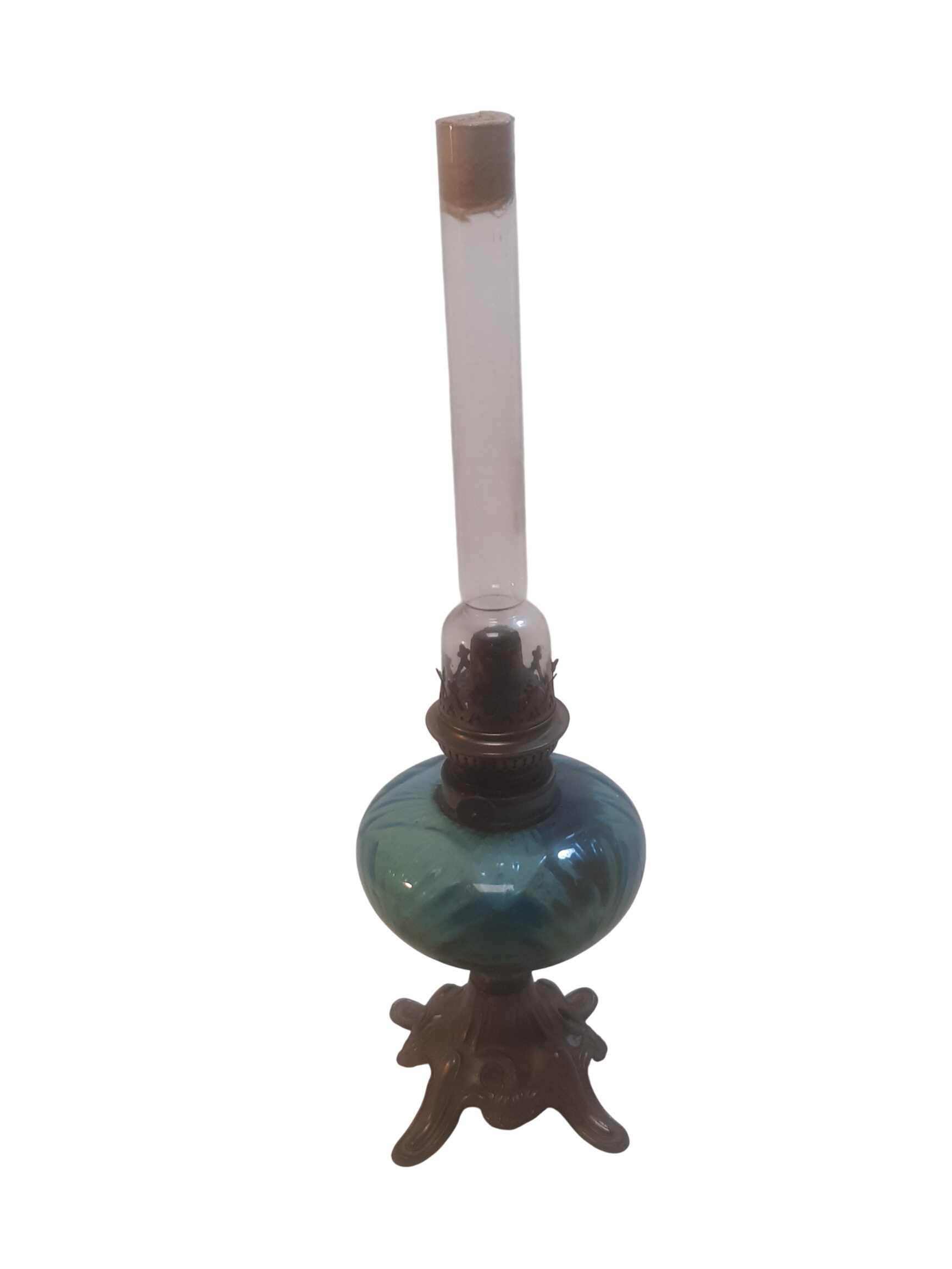 Ancienne lampe à pétrole Bon état - 12,00 € Ancienne lampe à pétrole Bon état reconditionné disponible sur Label Emmaüs