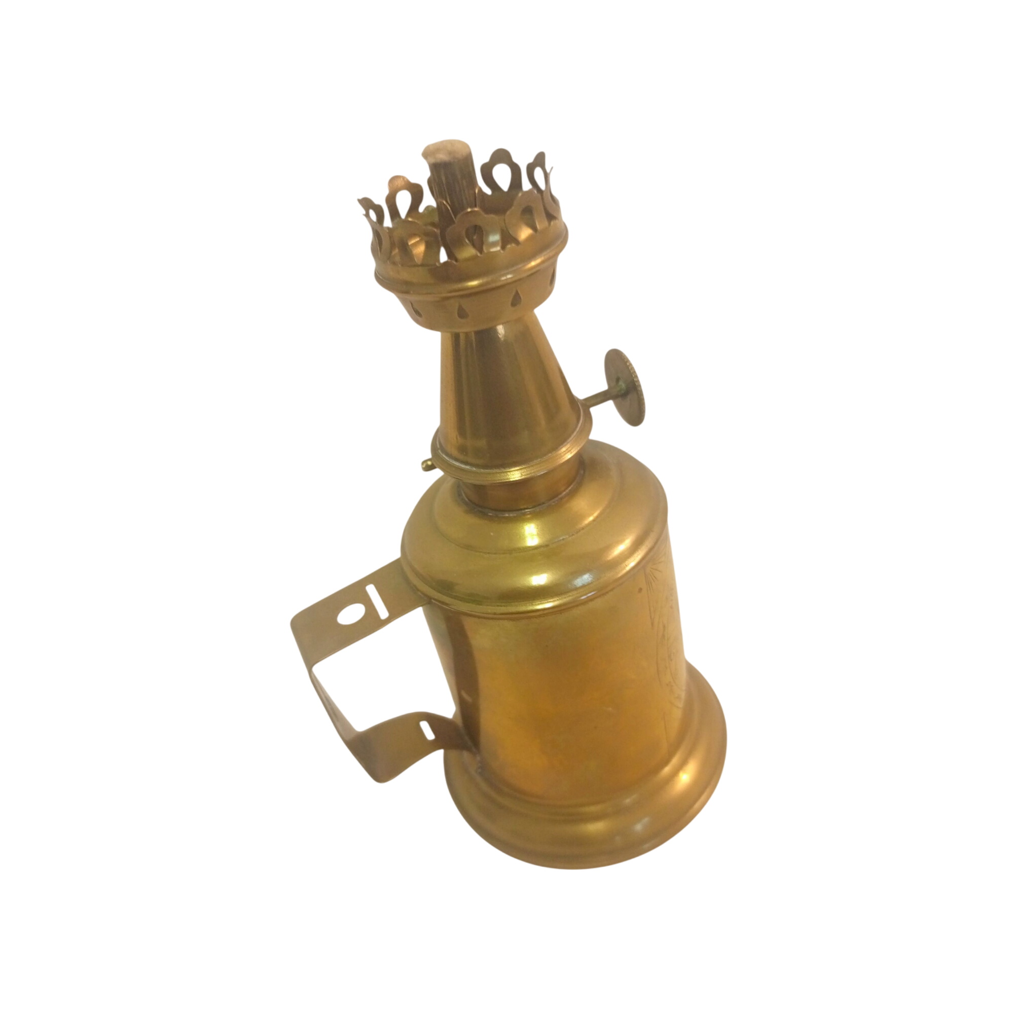Ancienne lampe à pétrole État correct - 14,00 € Ancienne lampe à pétrole État correct reconditionné disponible sur Label Emmaüs