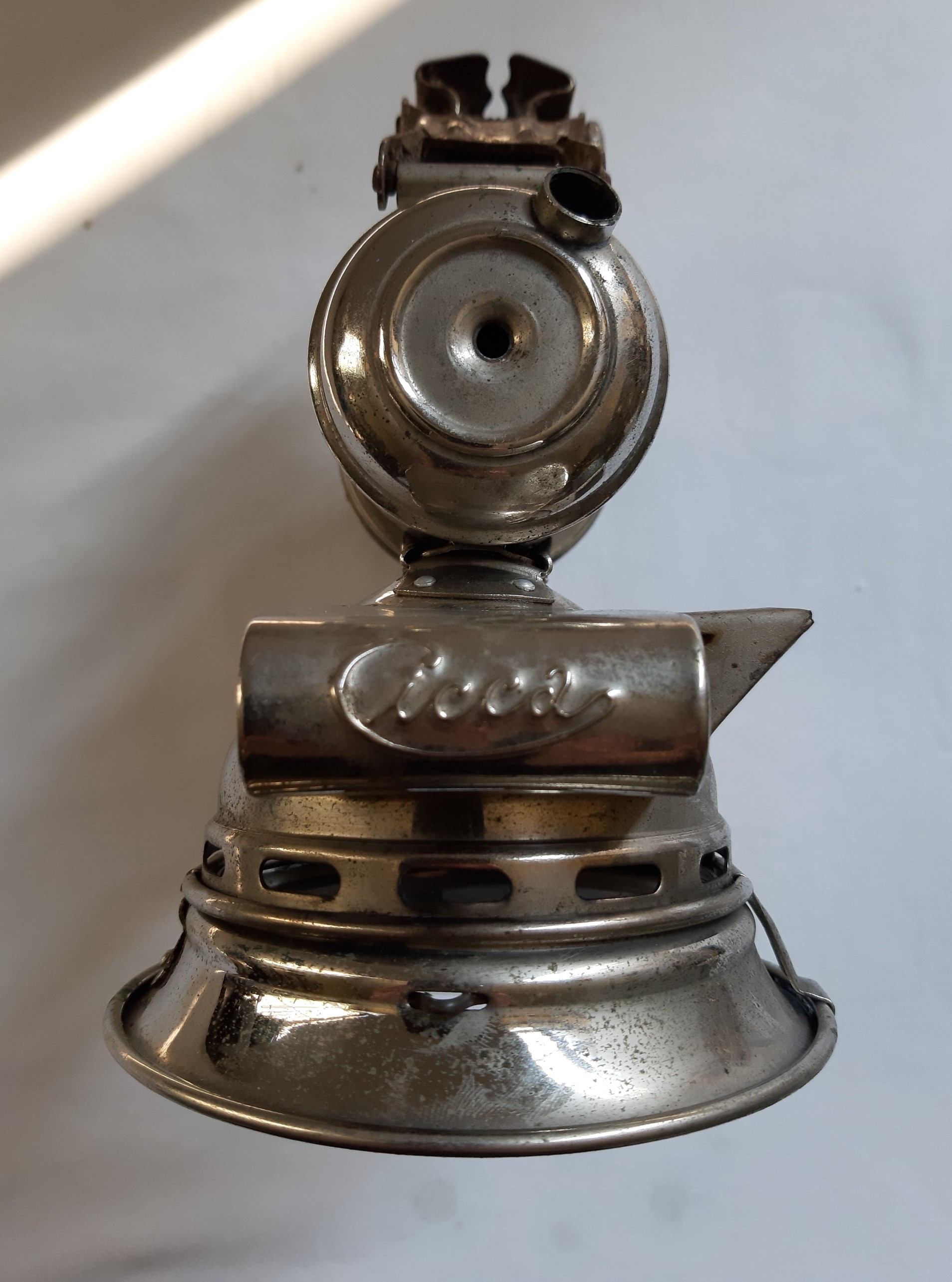 Voir photo 2 de Ancienne lampe de vélo CICCA, à carbure en métal, début du XIXe siècle Ancienne lampe de vélo CICCA, à carbure en métal, début du XIXe siècle Bon état reconditionné photo 2