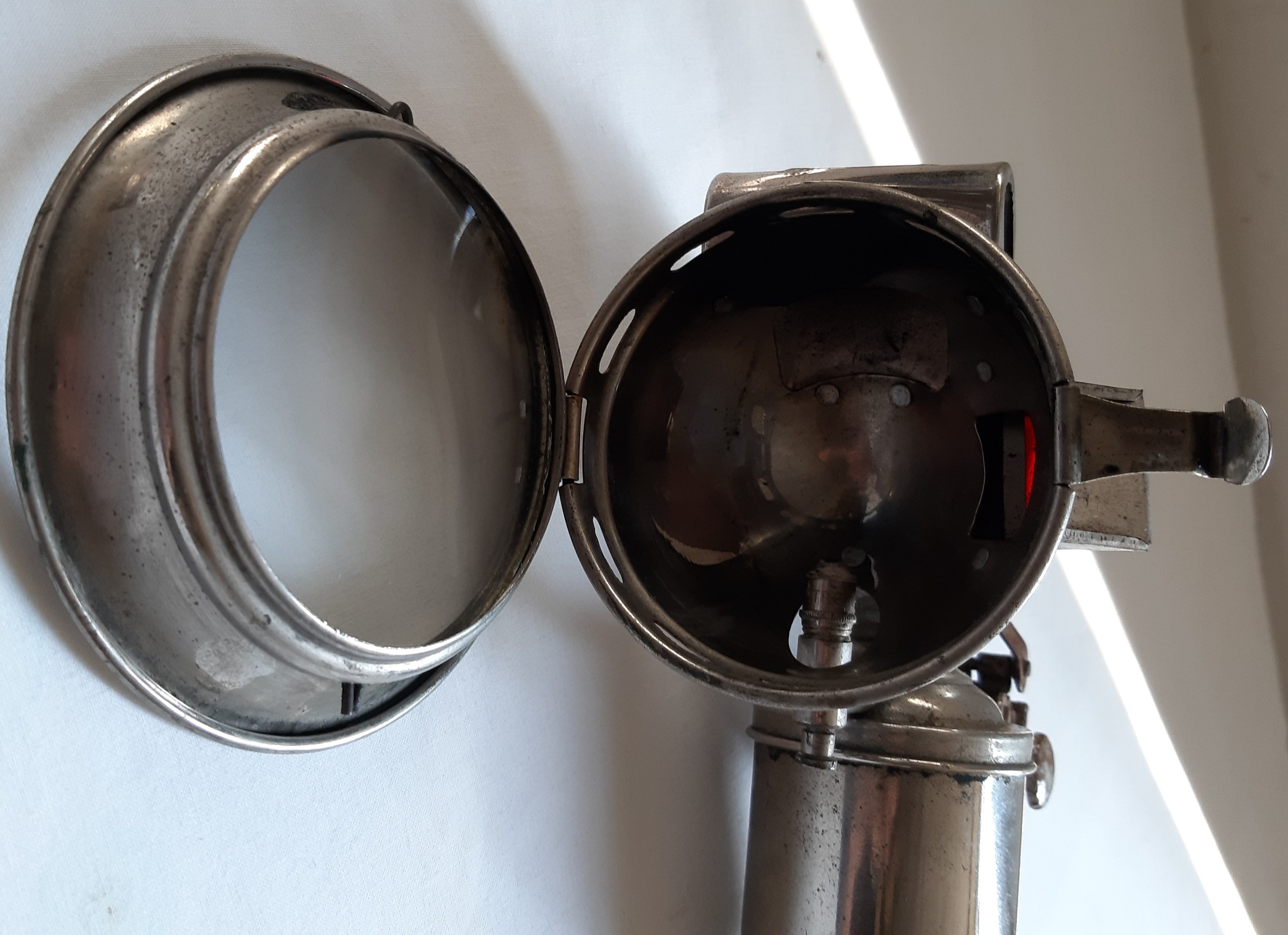 Voir photo 6 de Ancienne lampe de vélo CICCA, à carbure en métal, début du XIXe siècle Ancienne lampe de vélo CICCA, à carbure en métal, début du XIXe siècle Bon état reconditionné photo 6