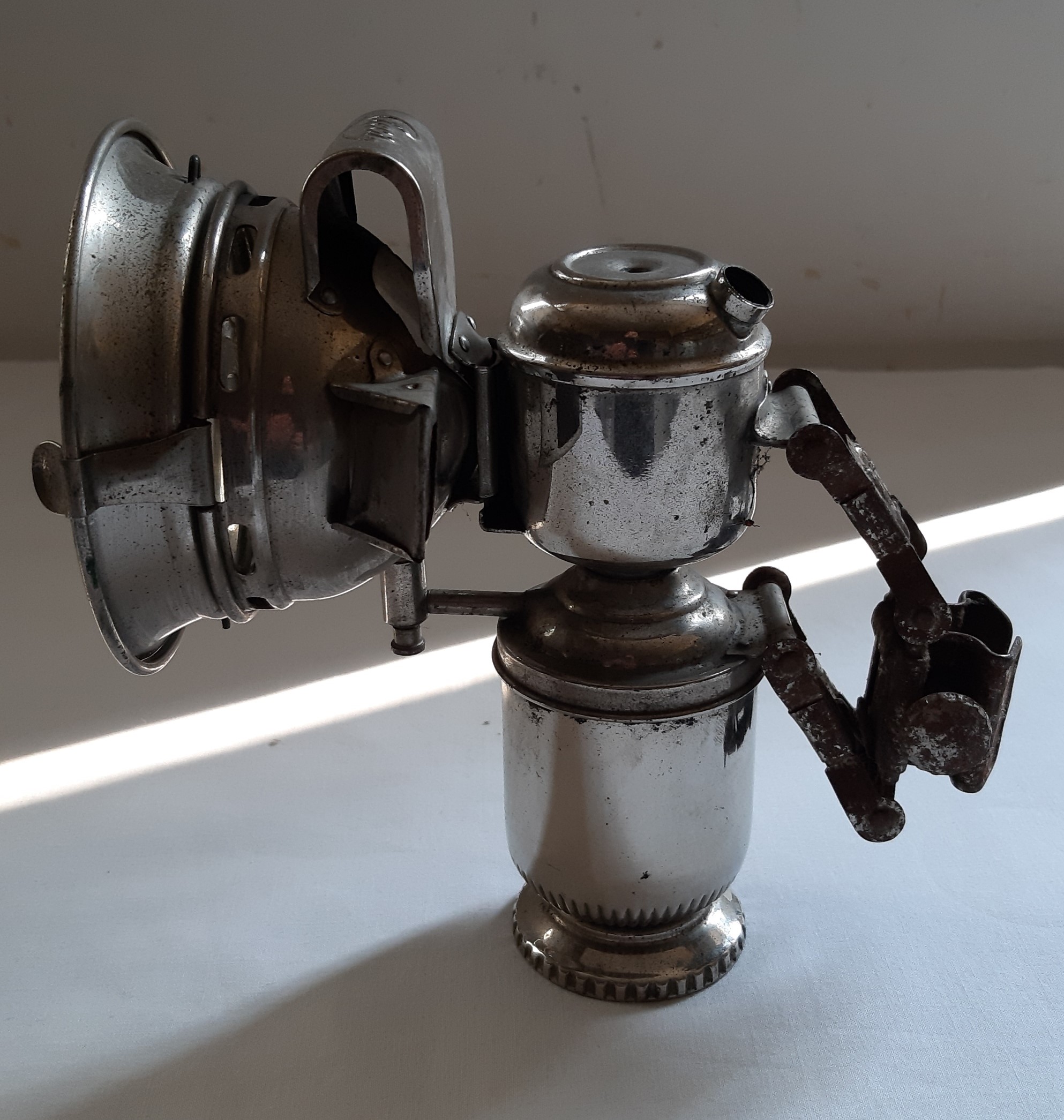 Acheter Ancienne lampe de vélo CICCA, à carbure en métal, début du XIXe siècle Bon état - 40,00 € Ancienne lampe de vélo CICCA, à carbure en métal, début du XIXe siècle Bon état reconditionné disponible sur Label Emmaüs