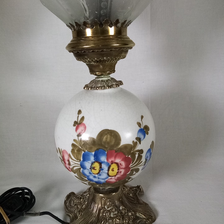 Voir photo 2 de Ancienne lampe - pied en laiton - coeur rond en céramique motif "fleurs" - haut en verre travaillé Ancienne lampe - pied en laiton - coeur rond en céramique motif "fleurs" - haut en verre travaillé Bon état reconditionné photo 2