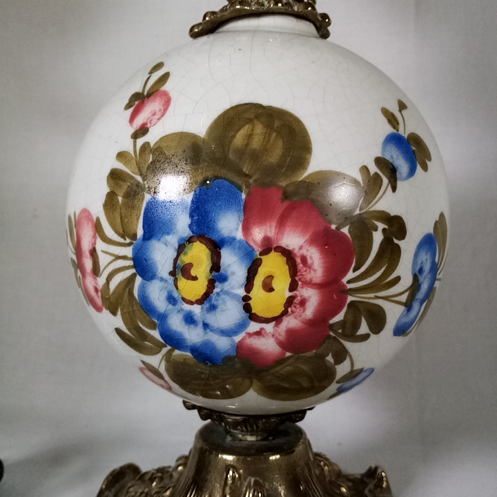 Voir photo 3 de Ancienne lampe - pied en laiton - coeur rond en céramique motif "fleurs" - haut en verre travaillé Ancienne lampe - pied en laiton - coeur rond en céramique motif "fleurs" - haut en verre travaillé Bon état reconditionné photo 3