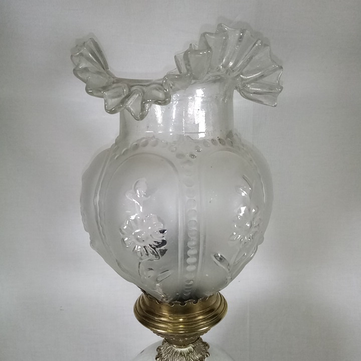 Voir photo 4 de Ancienne lampe - pied en laiton - coeur rond en céramique motif "fleurs" - haut en verre travaillé Ancienne lampe - pied en laiton - coeur rond en céramique motif "fleurs" - haut en verre travaillé Bon état reconditionné photo 4