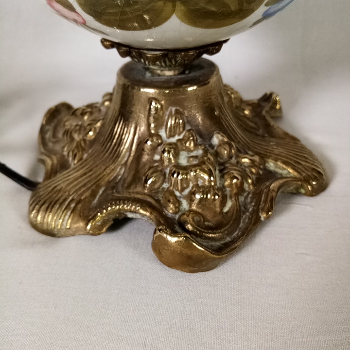 Voir photo 5 de Ancienne lampe - pied en laiton - coeur rond en céramique motif "fleurs" - haut en verre travaillé Ancienne lampe - pied en laiton - coeur rond en céramique motif "fleurs" - haut en verre travaillé Bon état reconditionné photo 5