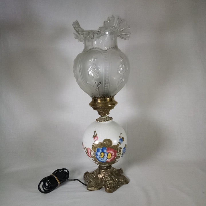 Ancienne lampe - pied en laiton - coeur rond en céramique motif "fleurs" - haut en verre travaillé Bon état - 37,50 € Ancienne lampe - pied en laiton - coeur rond en céramique motif "fleurs" - haut en verre travaillé Bon état reconditionné disponible sur Label Emmaüs