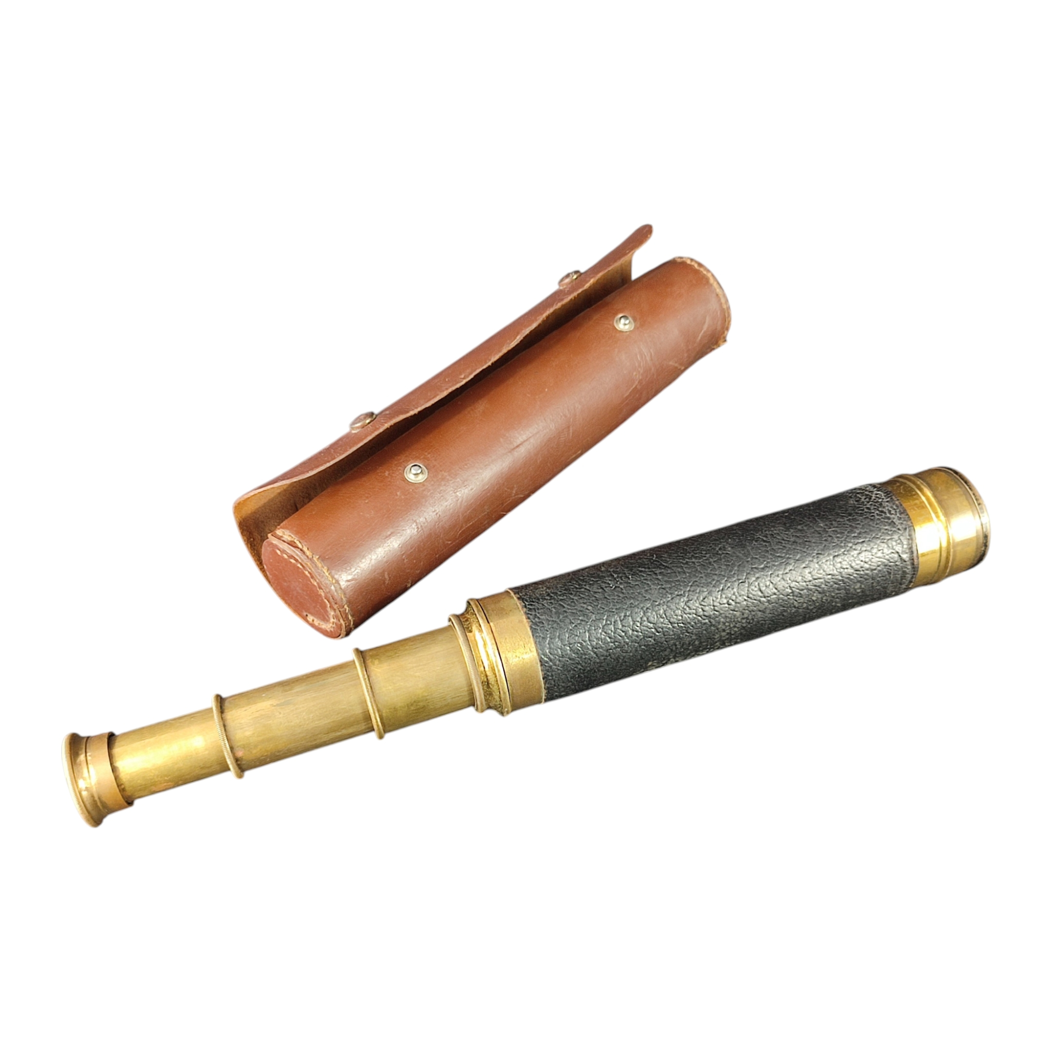 Ancienne longue vue marine - Manufacture française "armes et cycles" St Étienne - Augmentation x20 - Laiton et cuir - Début XXème siècle Bon état - 59,00 € Ancienne longue vue marine - Manufacture française "armes et cycles" St Étienne - Augmentation x20 - Laiton et cuir - Début XXème siècle Bon état reconditionné disponible sur Label Emmaüs